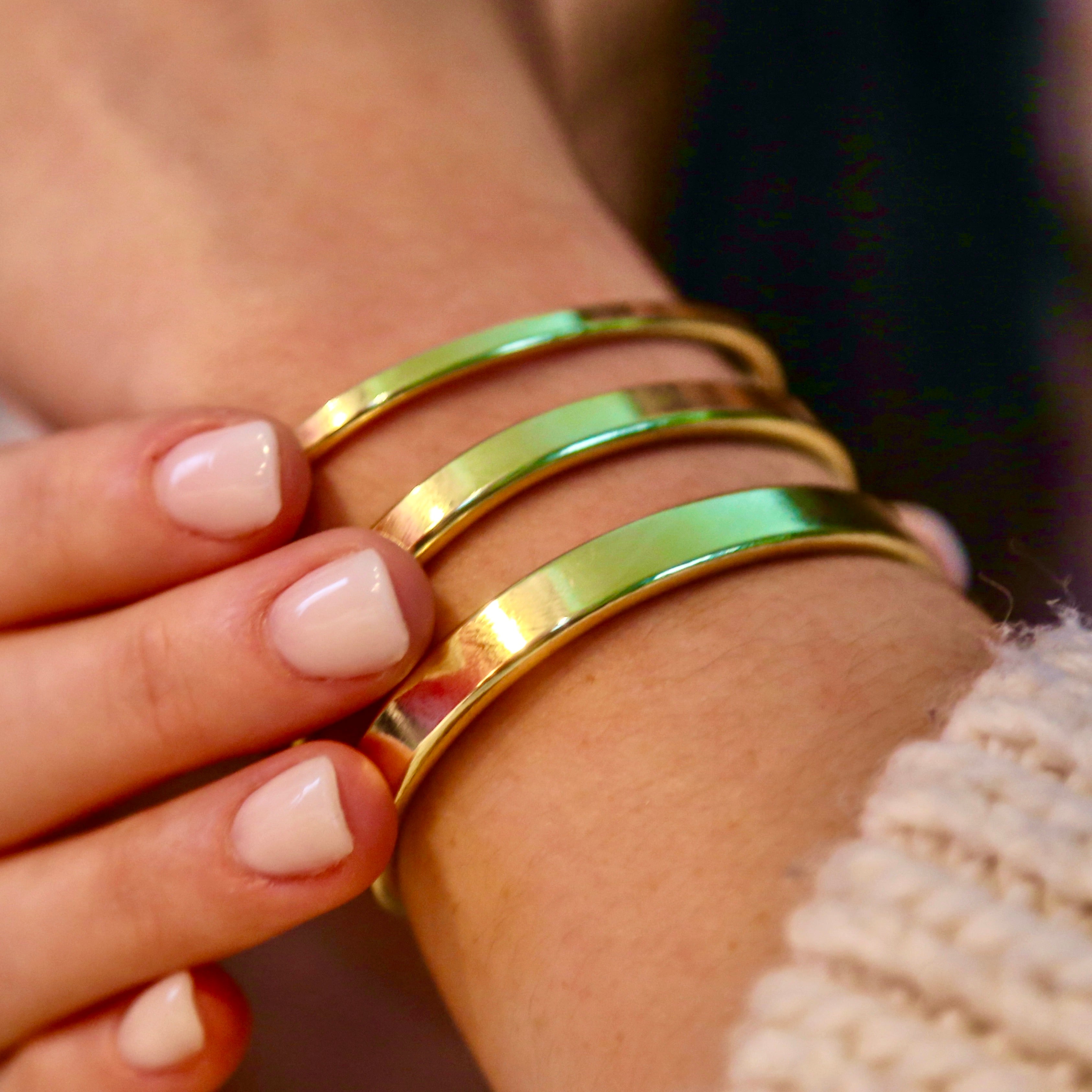 der schmalste von drei Messing Armbändern. goldglänzend, filigran & passend zu jedem Outfit ! |  LOIS MATHAR