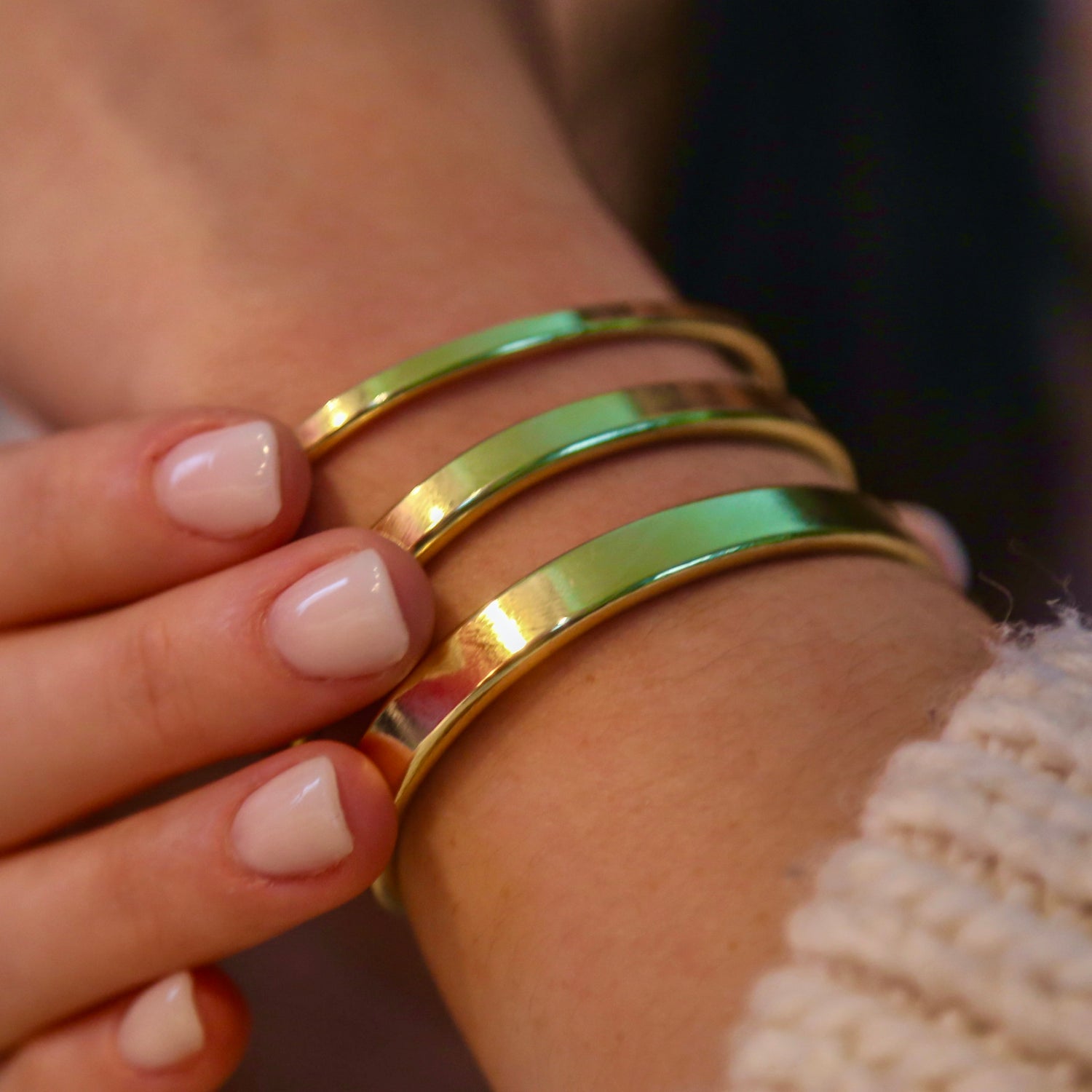 Armreif aus Messing – mittelbreit, goldglänzend, handgefertigt.
mit Gravur wird das Armband zum Geschenk mit Botschaft | LOIS MATHAR