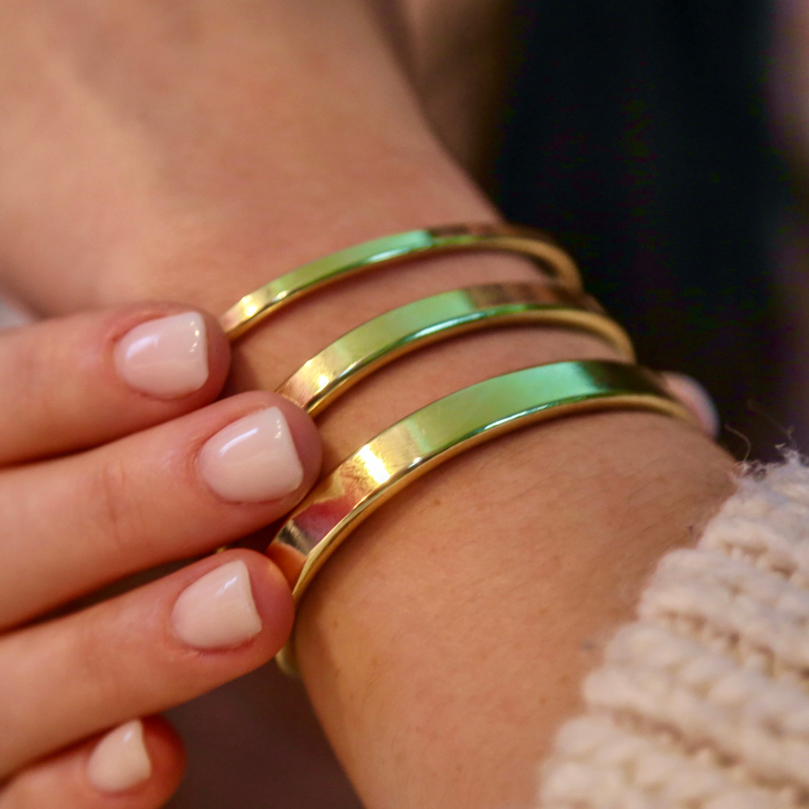 Das breite Armband aus Messing 
setzt ein Statement. und fügt mit Gravur eine Liebeserklärung hinzu | LOIS MATHAR