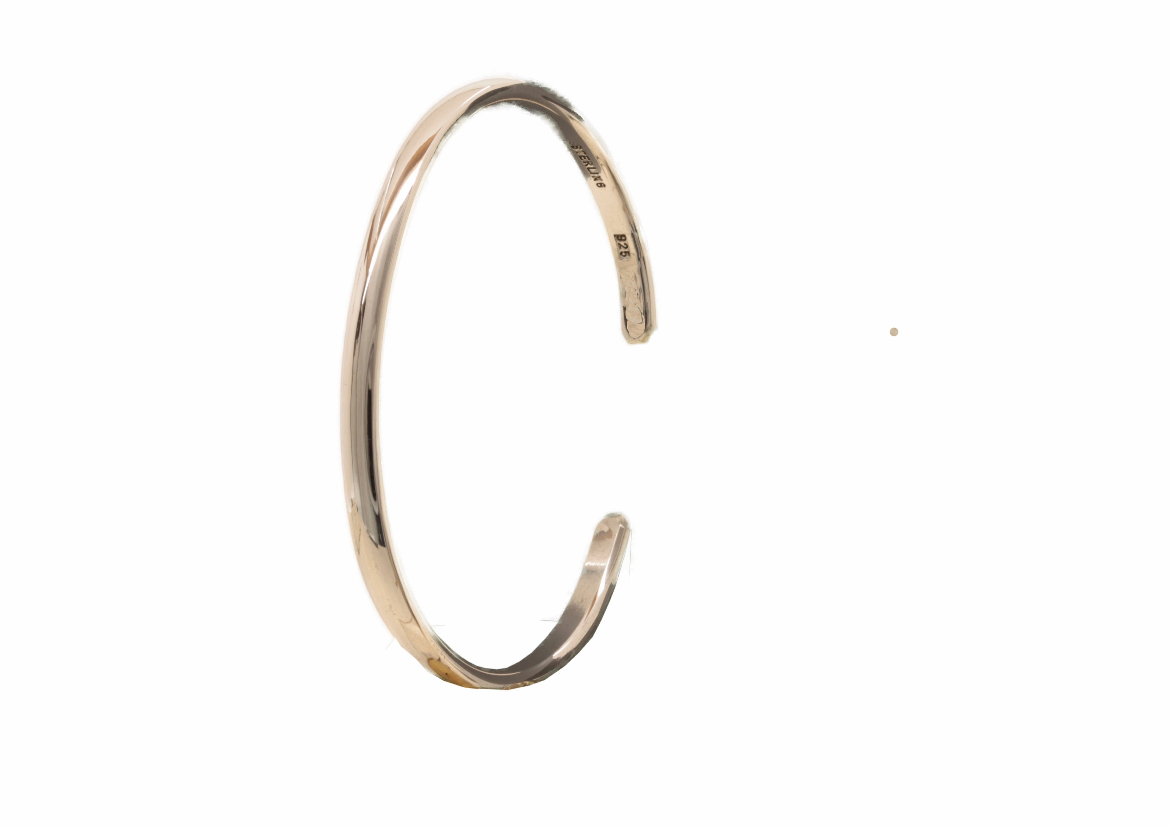 Halbrunder Armreif aus Sterling Silber. Handwerkskunst trifft hier auf Design.
Ein edles Armband  - schlicht im Stil, stark in der Wirkung | LOIS MATHAR