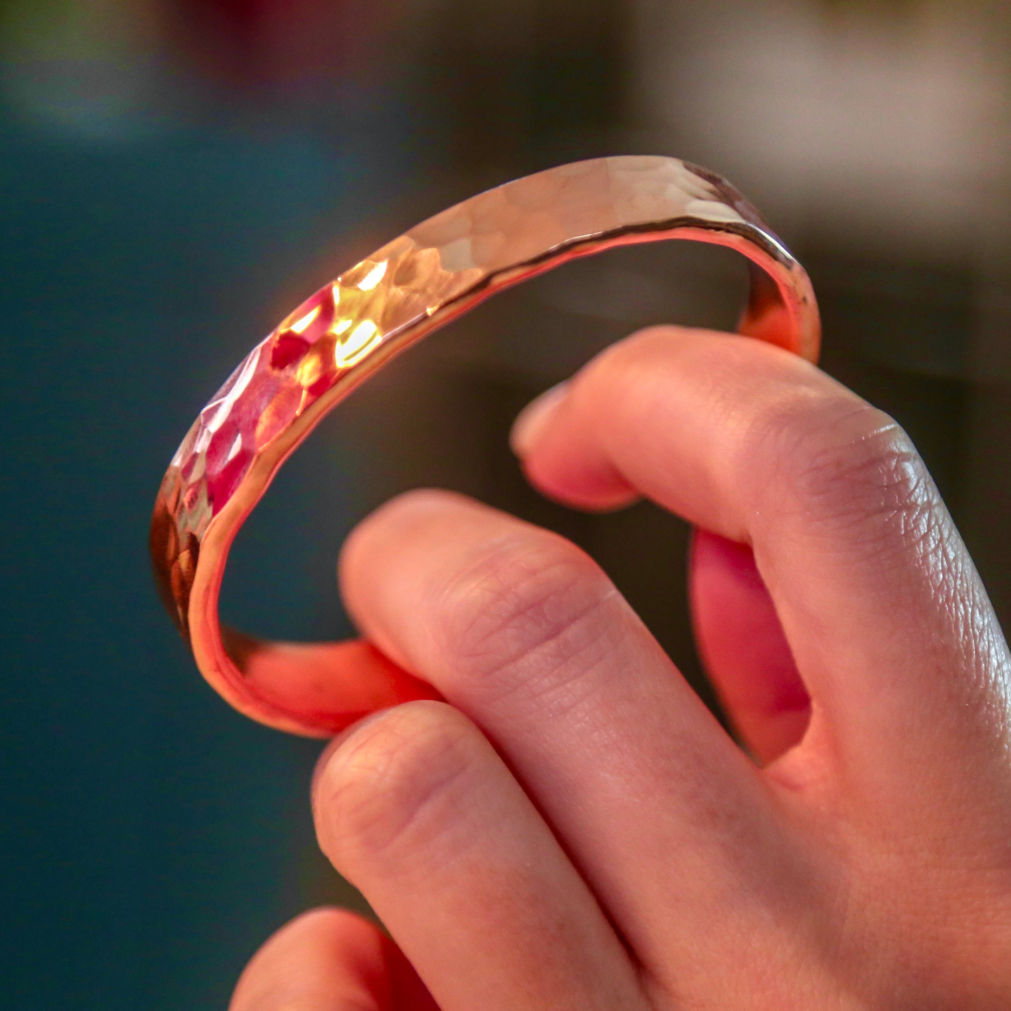 Kupfer Armband breit – handgefertigt & graviert mit ganz persönlicher Botschaft. Ein Unikat von LOIS MATHAR