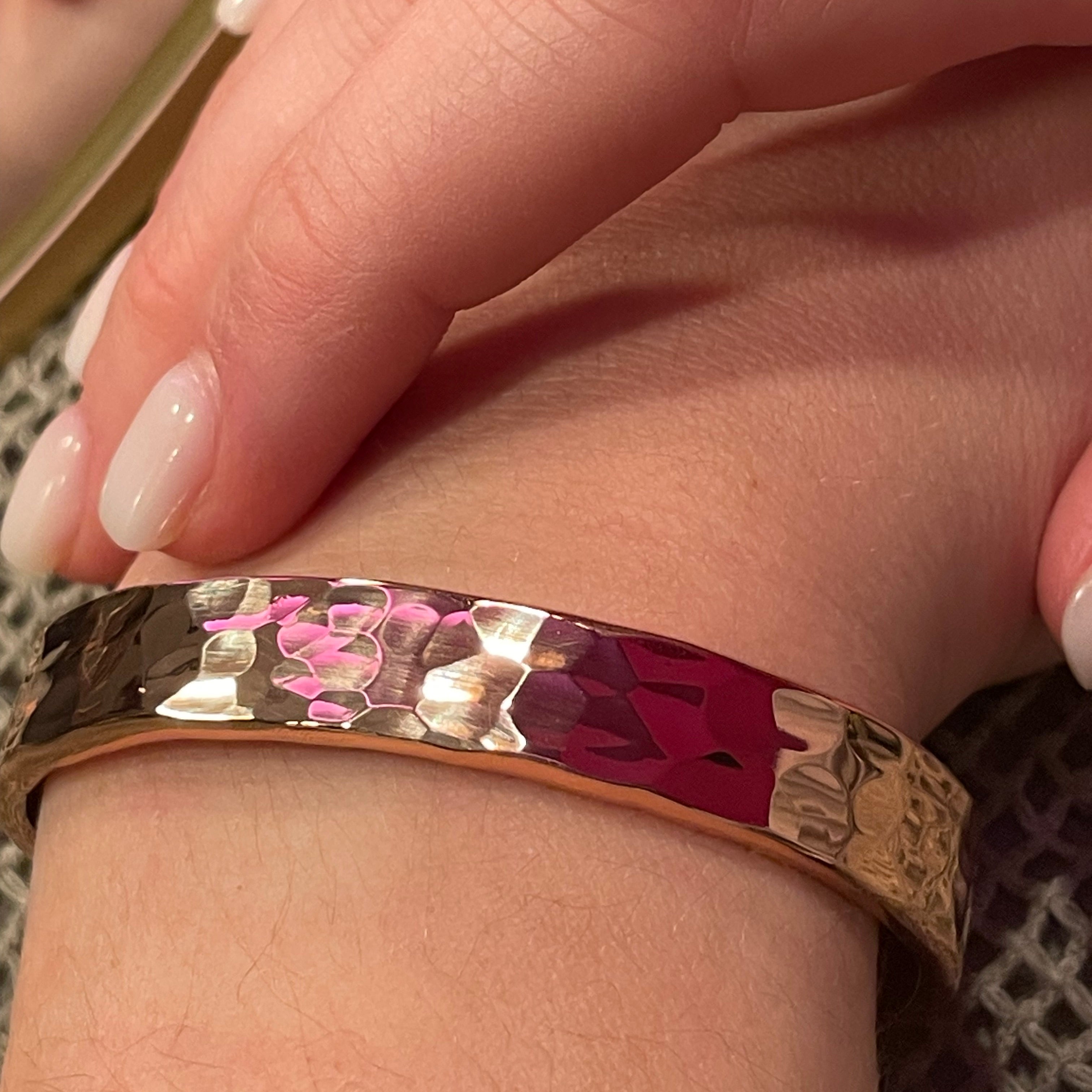 Mittelbreiter Kupfer Armreif – ein Armband voller Wärme und Symbolkraft. Perfekt zur Kupferhochzeit oder als täglicher Begleiter | LOIS MATHAR