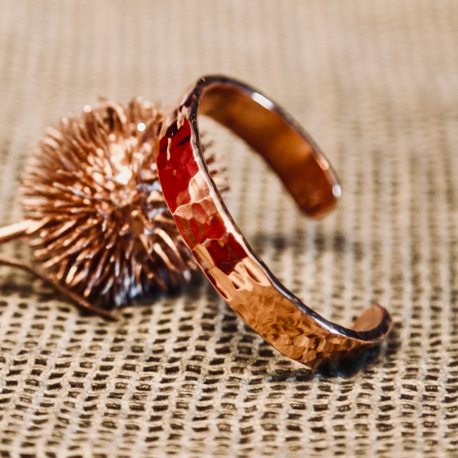 Armband mit Gravur aus Kupfer mit Schmiedespuren. Ein besonderes Geschenk zur Kupferhochzeit.