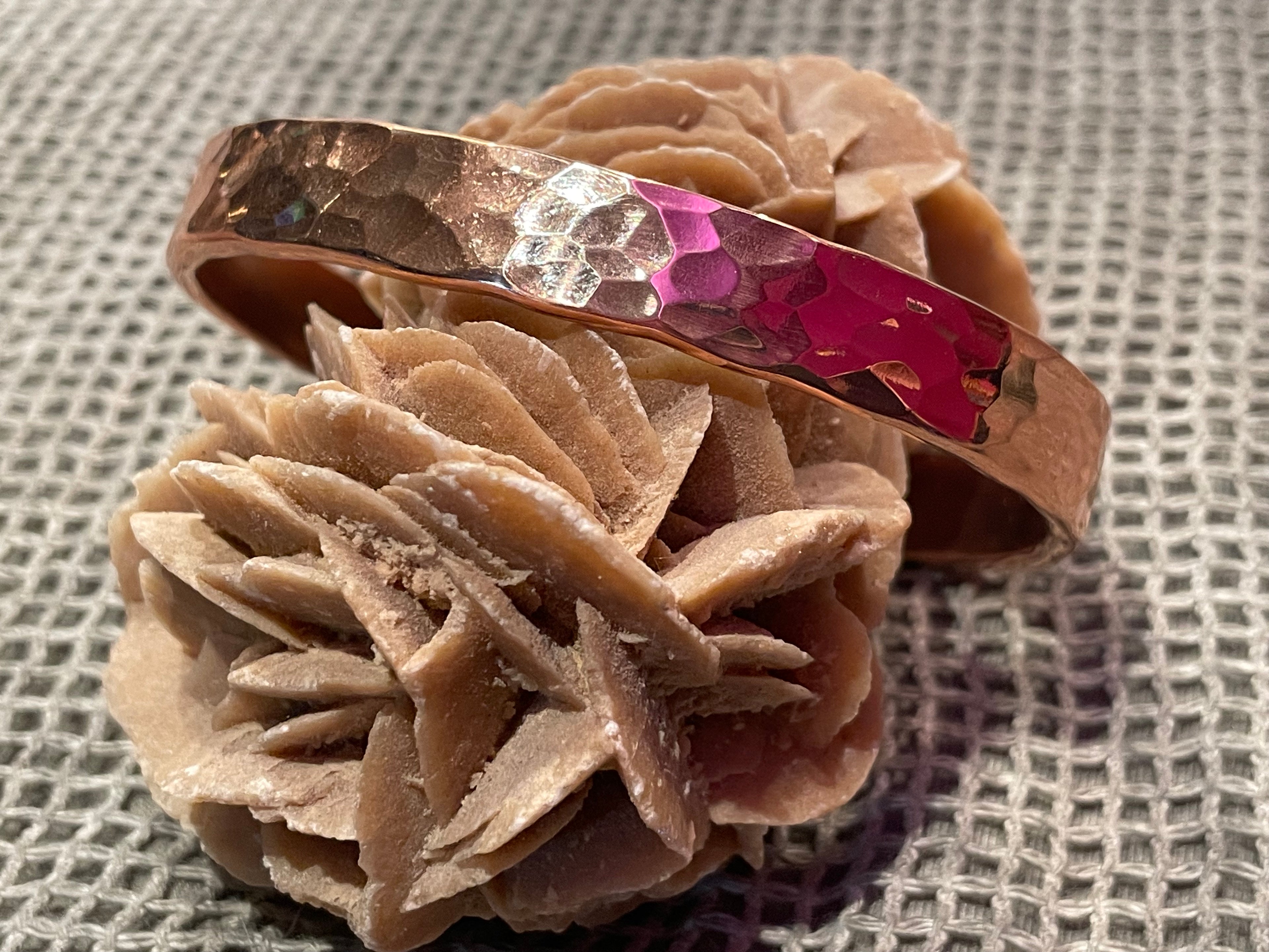 Breiter Kupfer Armreif mit sichtbaren Schmiedespuren. Ein Unikat  vielleicht als Geschenk zur Kupferhochzeit?