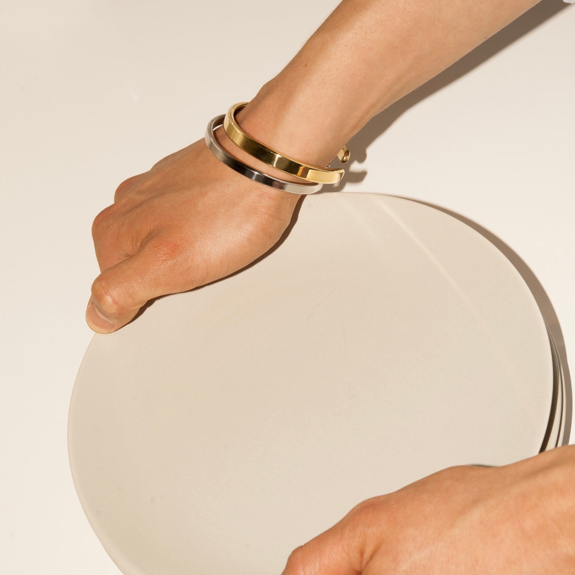 Markanter Armreif  aus Messing.  Handgeschmiedet. Besonders harmonisch mit schmalem Silberarmband