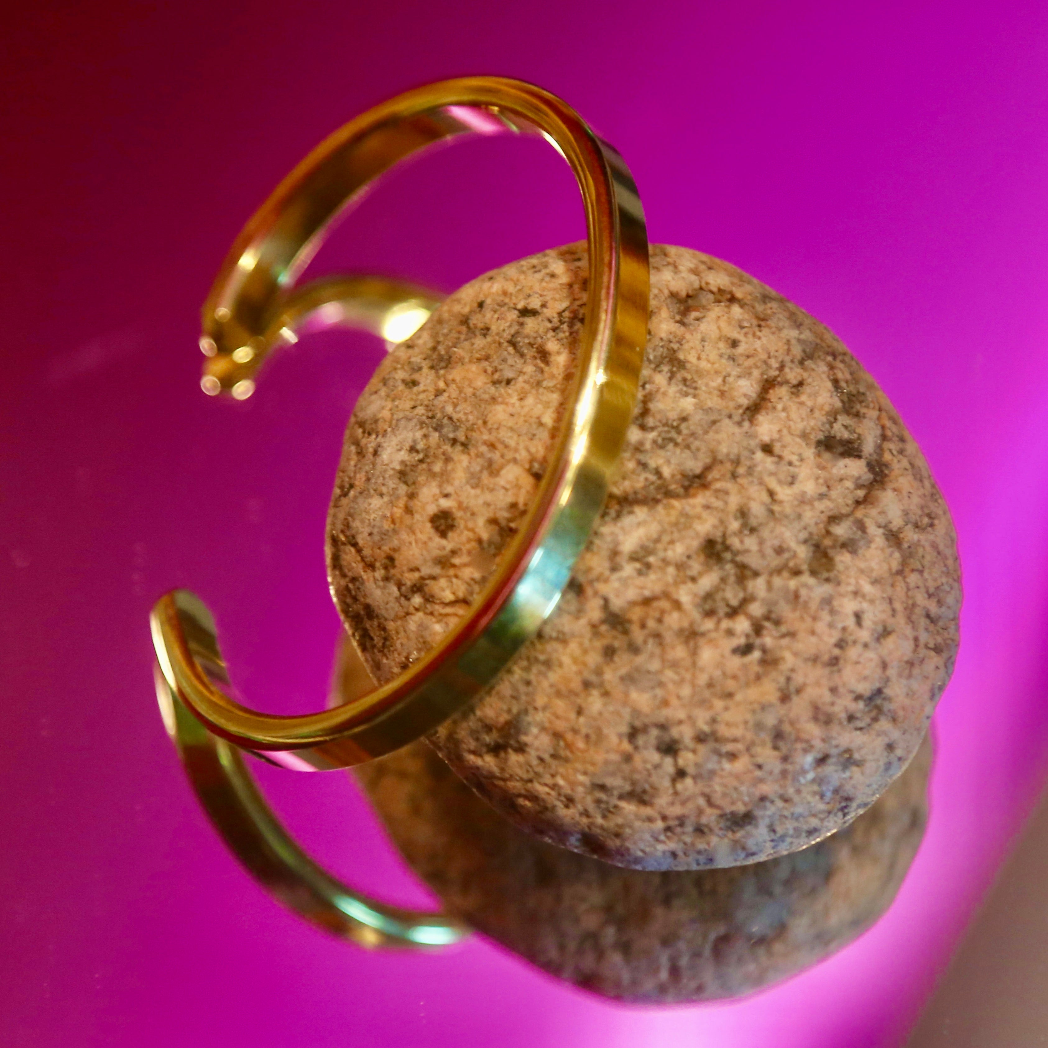 Messing Armband graviert – mittelbreit. Einzigartiges Handwerksstück von LOIS MATHAR.