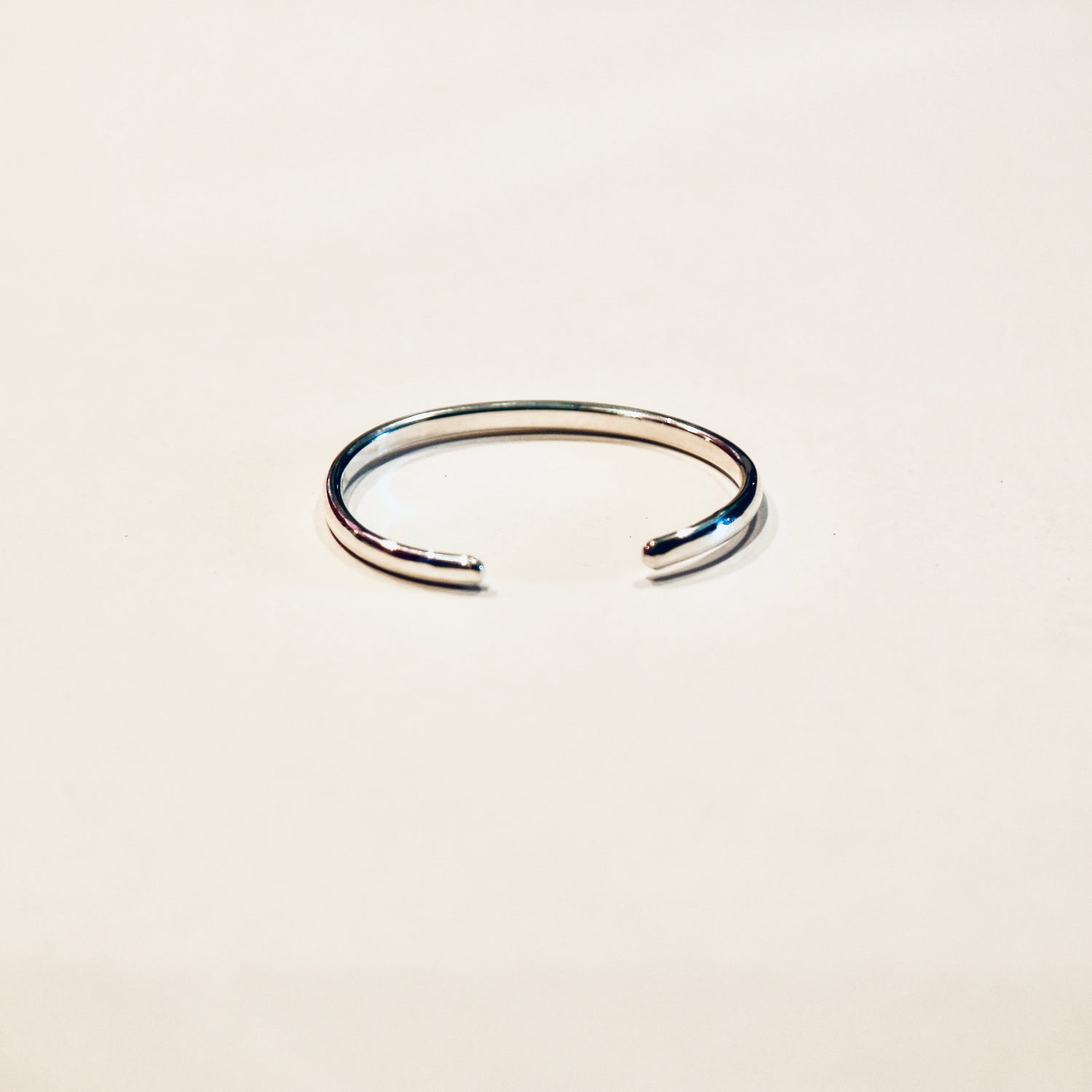 Schmaler Armreif aus Sterling-Silber – zeitlos & handgeschmiedet.. Ein edles Armband, das Eleganz mit Leichtigkeit verbindet | LOIS MATHAR