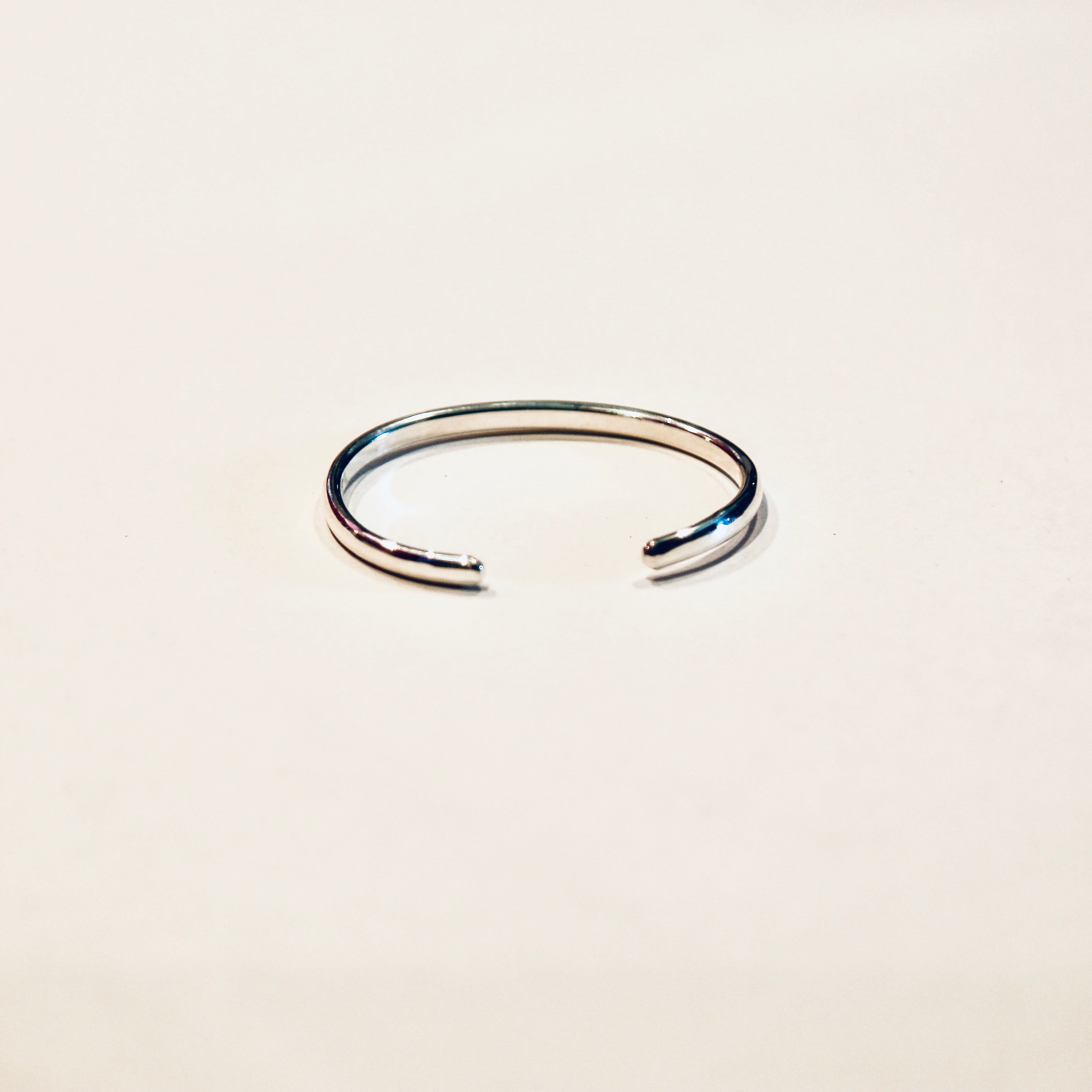 Schmaler Armreif aus Sterling-Silber – zeitlos & handgeschmiedet.. Ein edles Armband, das Eleganz mit Leichtigkeit verbindet | LOIS MATHAR