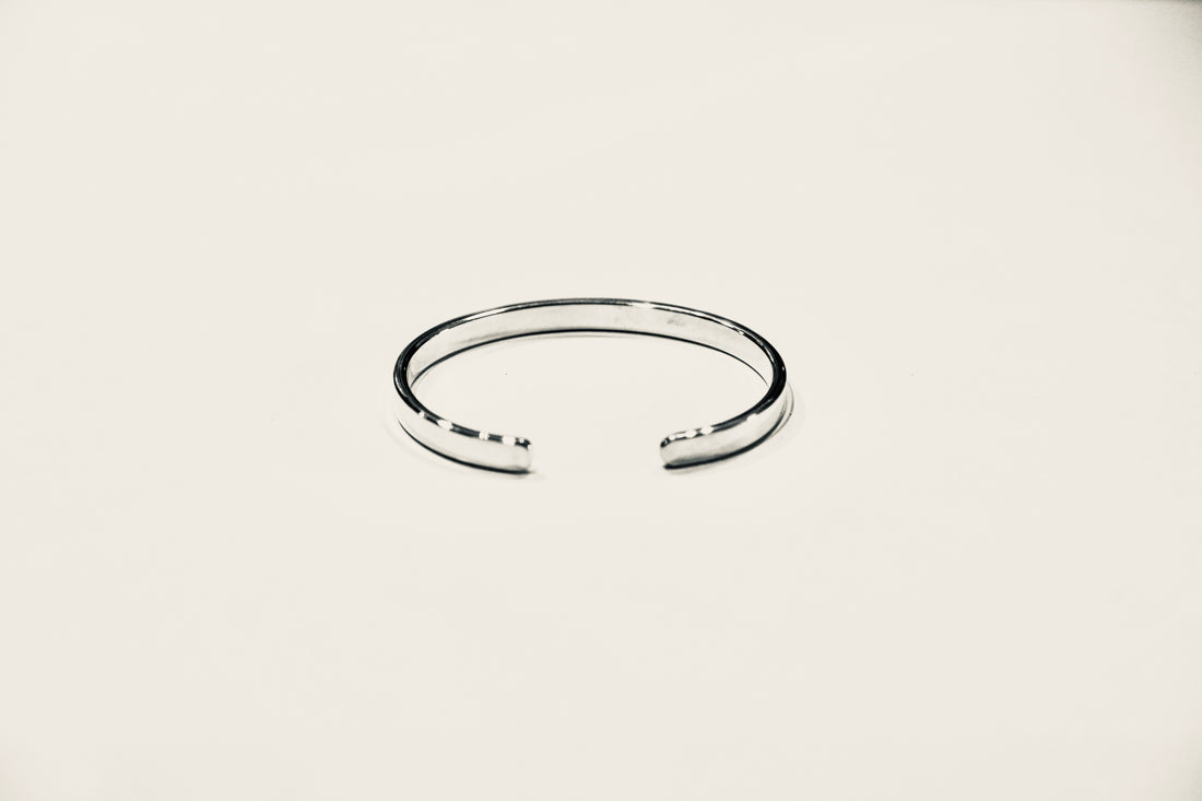 Mittelbreier Armreif aus Sterling-Silber mit Gravur. Handgeschmiedet und persönlich. Edles  Armband mit Botschaft für einen Lieblingsmenschen | LOIS MATHAR