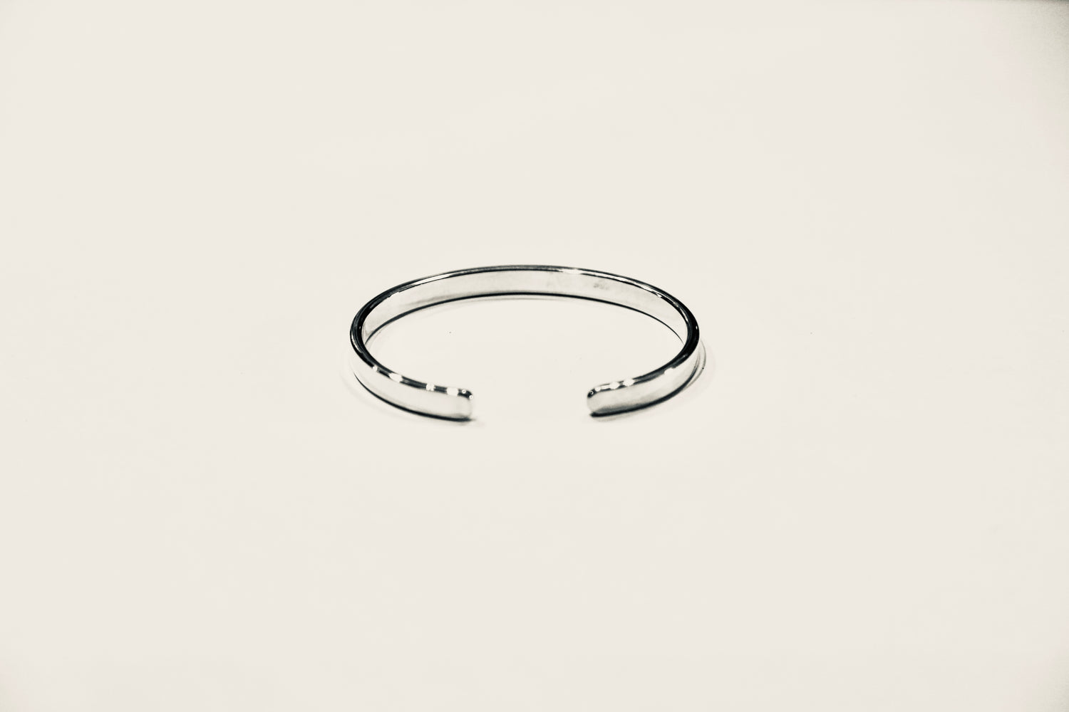 Mittelbreier Armreif aus Sterling-Silber mit Gravur. Handgeschmiedet und persönlich. Edles  Armband mit Botschaft für einen Lieblingsmenschen | LOIS MATHAR