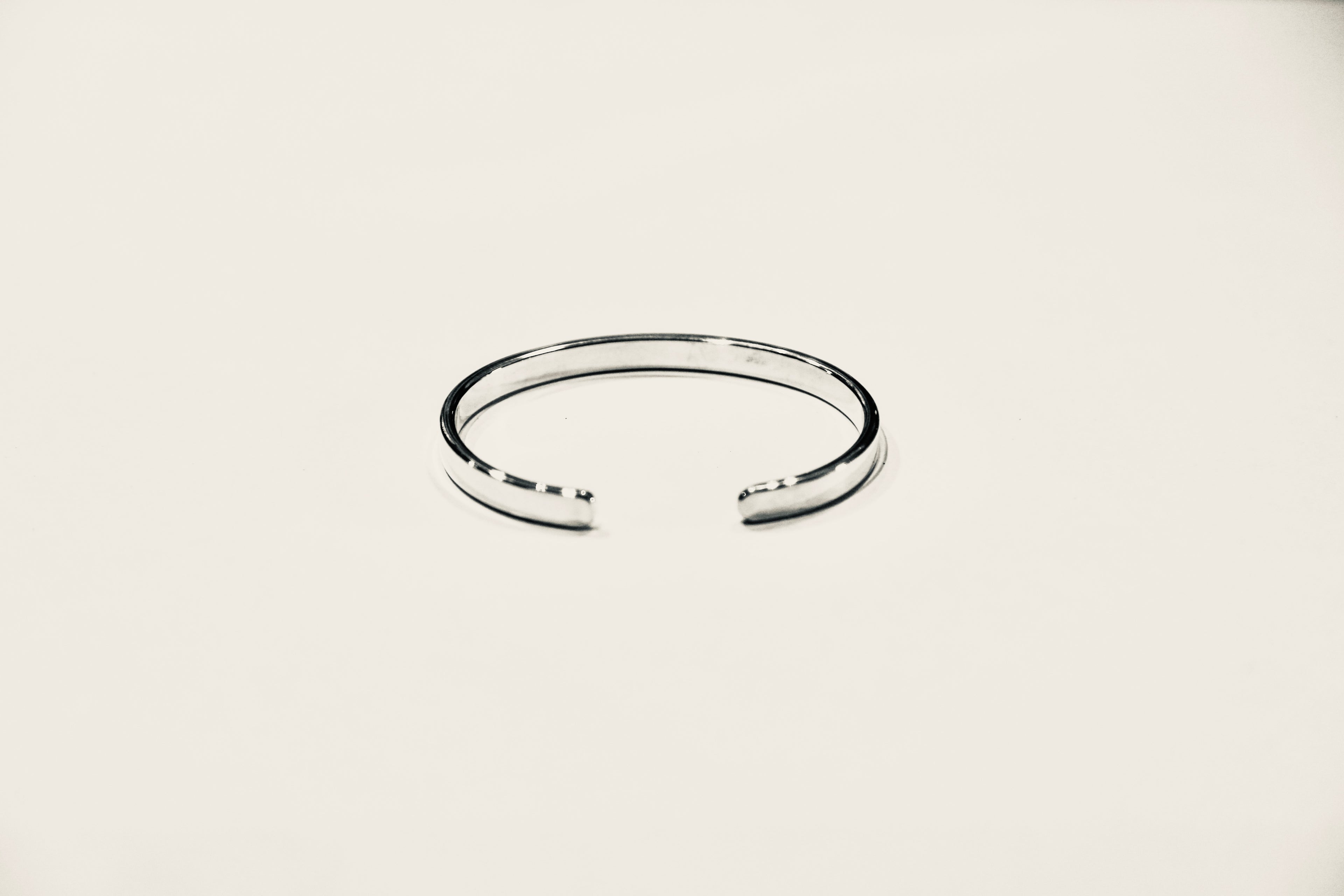 Mittelbreier Armreif aus Sterling-Silber mit Gravur. Handgeschmiedet und persönlich. Edles  Armband mit Botschaft für einen Lieblingsmenschen | LOIS MATHAR