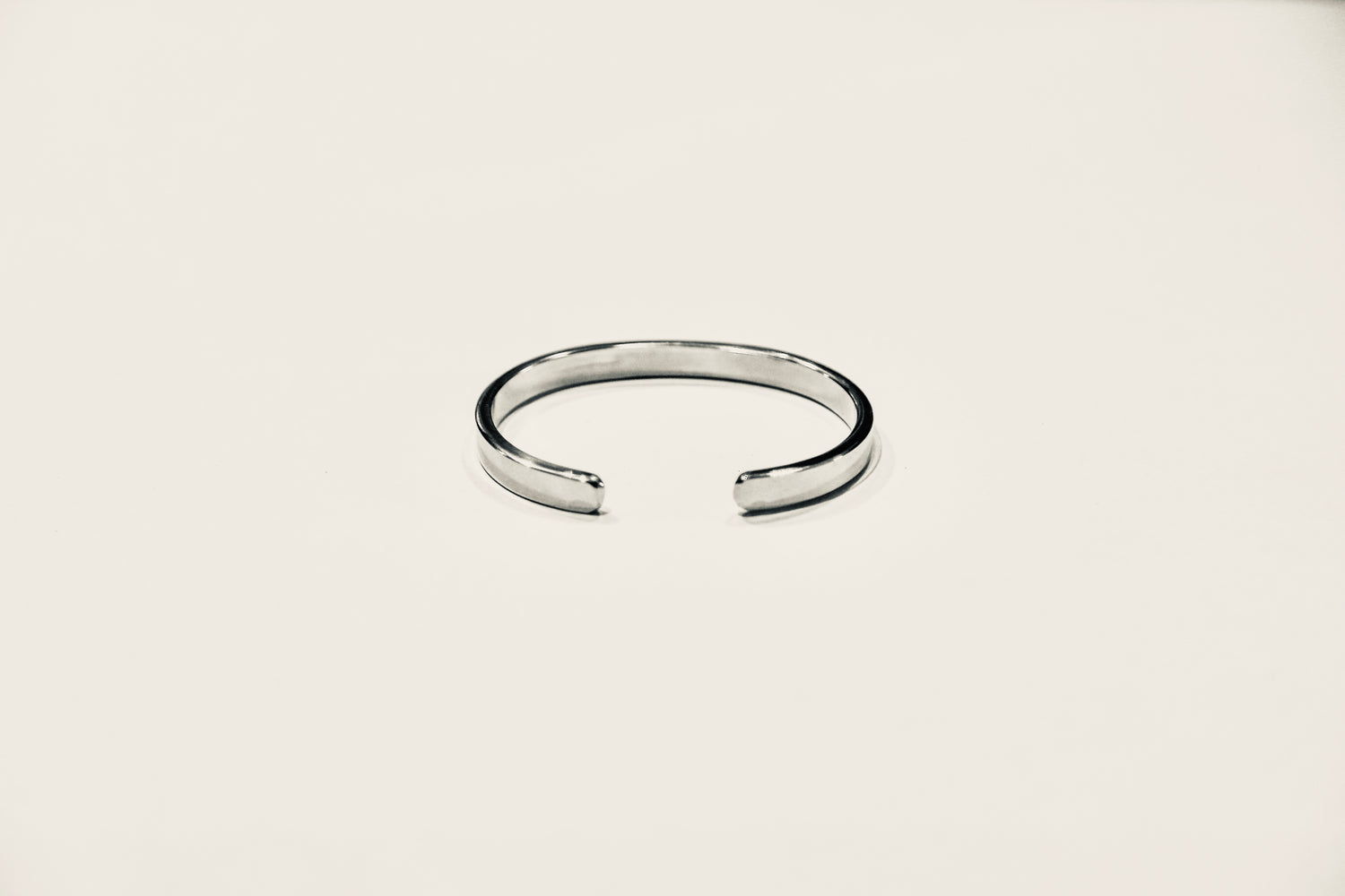 001 Silber breit.
Breiter Silber-Armreif aus 925 Silber –  minimalistisch & handgeschmiedet. edles Armband nicht nur für besondere Auftritte.| LOIS MATHAR