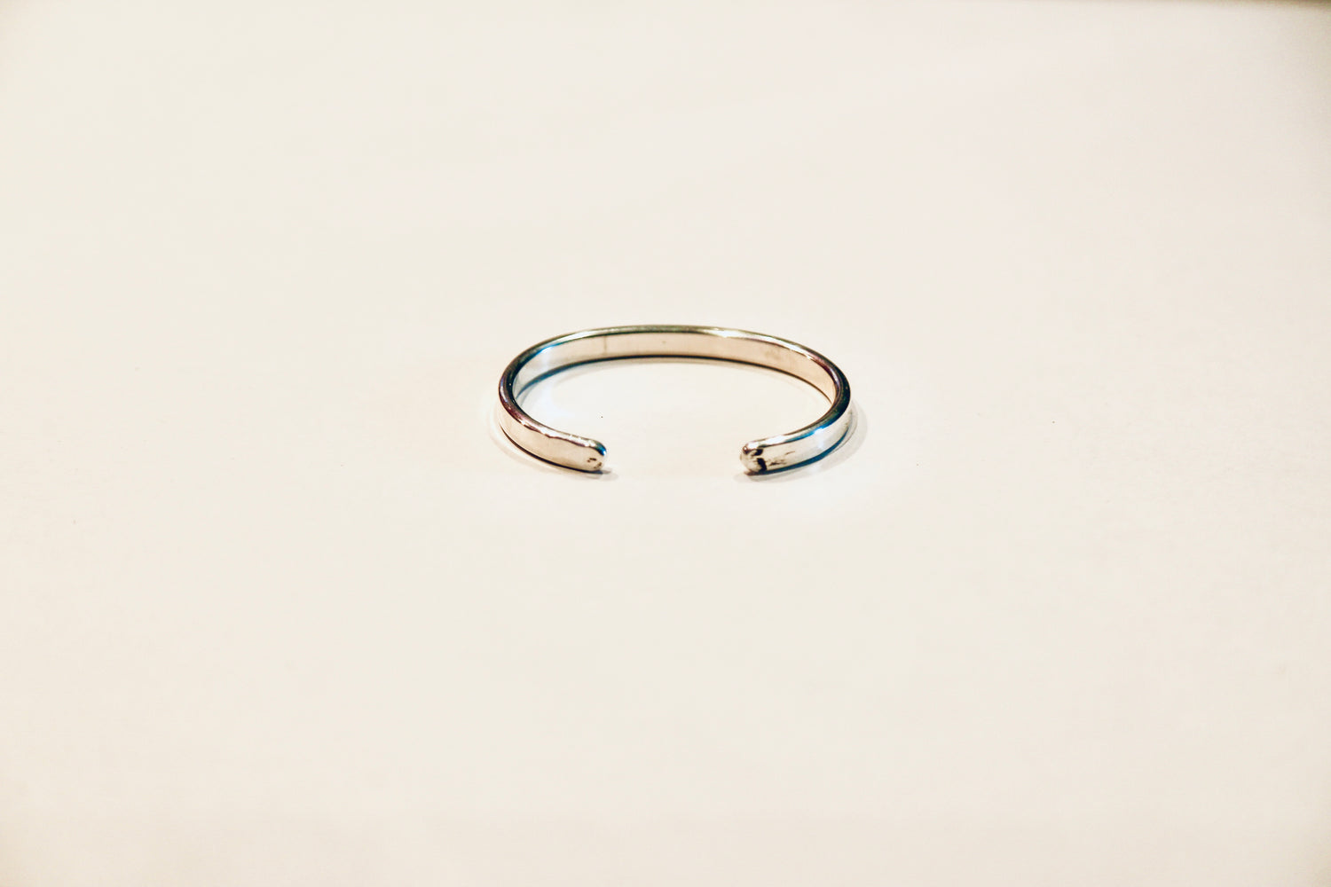 mittelbreiter Armreif aus Sterling-Silber – ein edles Armband, handgeschmiedet, schlicht & zeitlos | LOIS MATHAR