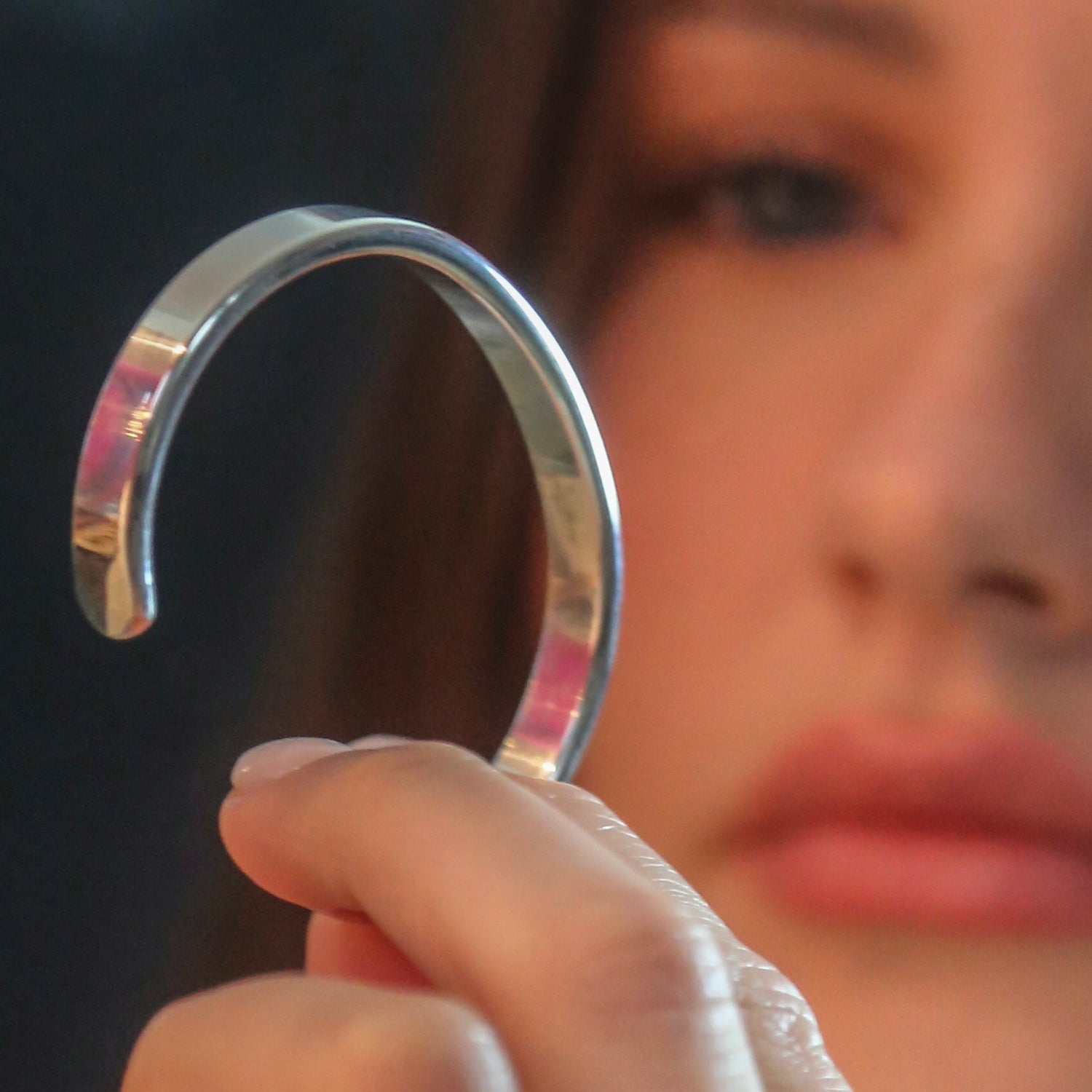 Breites Armband, echtes Silber & handgeschmiedet,  taugt definitiv zum Lieblingsstück | LOIS MATHAR