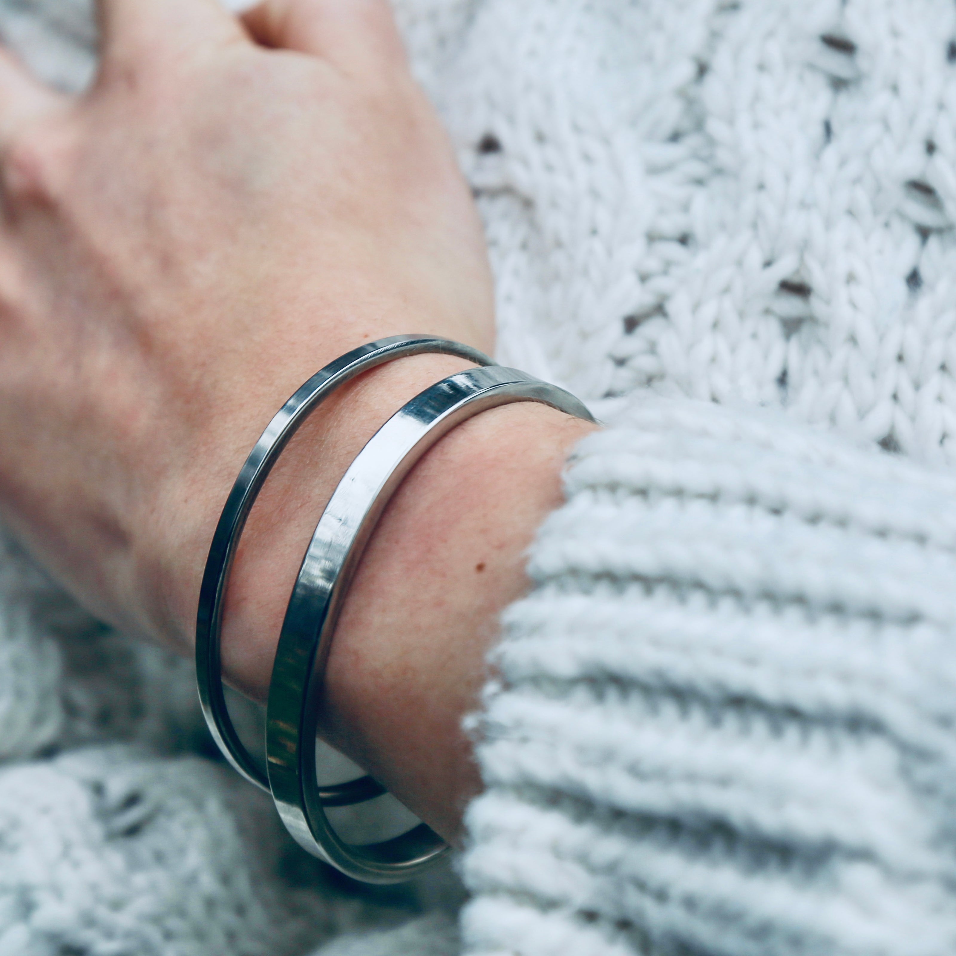 Das schmale Armband in Edelstahl  ist mit Gravur ein einzigartigs Geschenk