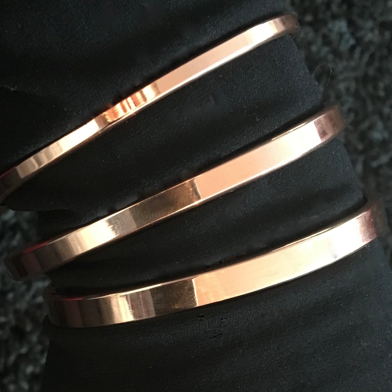 Ob breit, mittel oder schmal : ein Armreif aus Kupfer wird mit Gravur zum Unikat. Ein Geschenk zur Kupferhochzeit?
