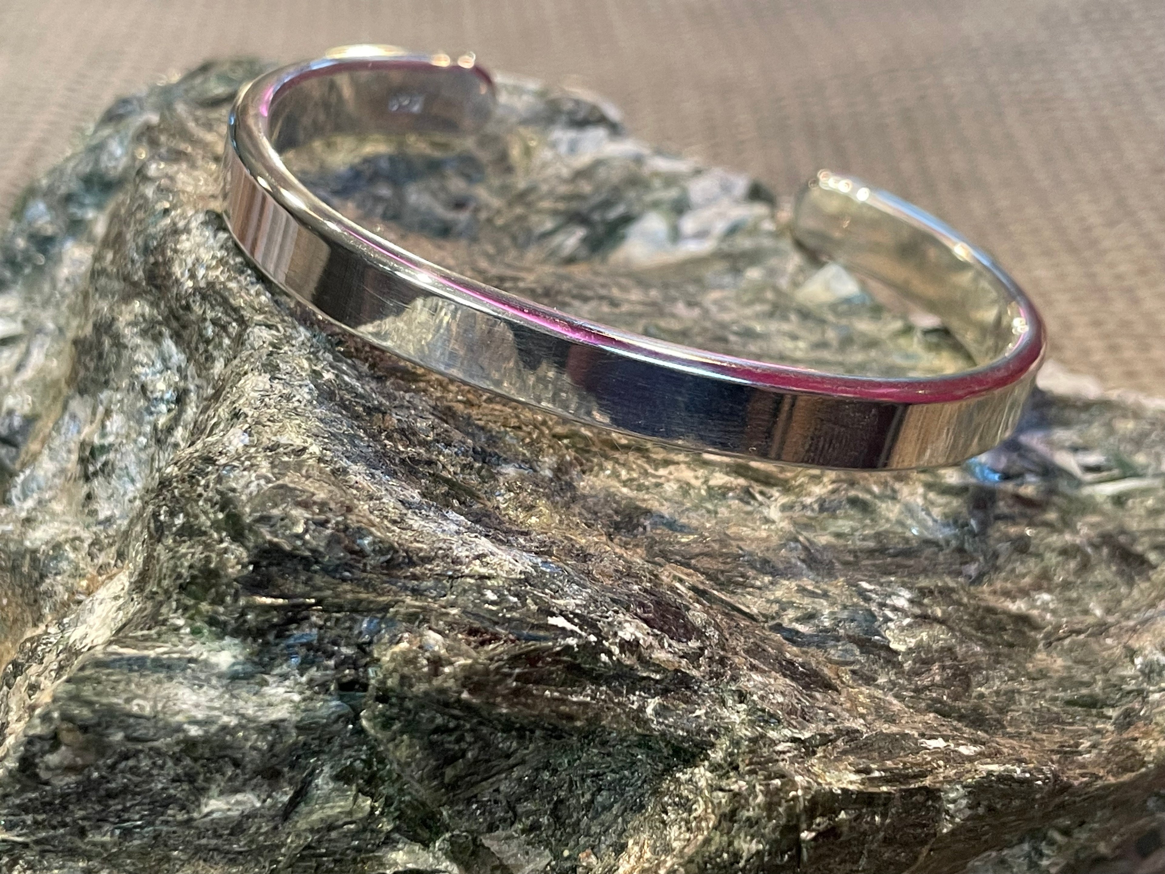 Armreif aus Sterling . Markante Breite, Ausdruck von Klasse.  | Armband von LOIS MATHAR