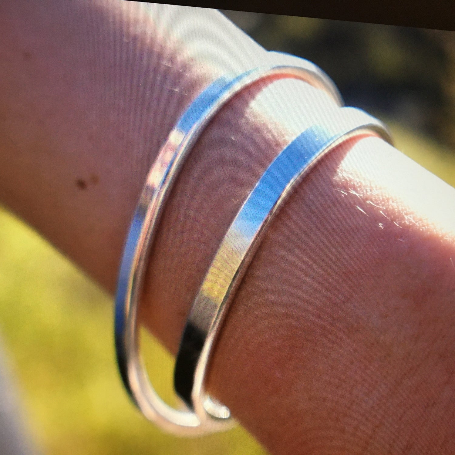 Schmaler Armreif aus Sterling Silber mit Gravur. Edel, handgeschmiedet & persönlich. Graziles  Armband mit Botschaft für einen Lieblingsmenschen | LOIS MATHAR