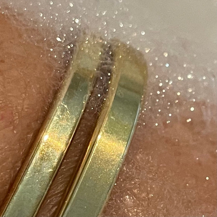 Handgemachter Messing Armreif, breit, aber nicht protzig.  Schmuck mit Geschichte