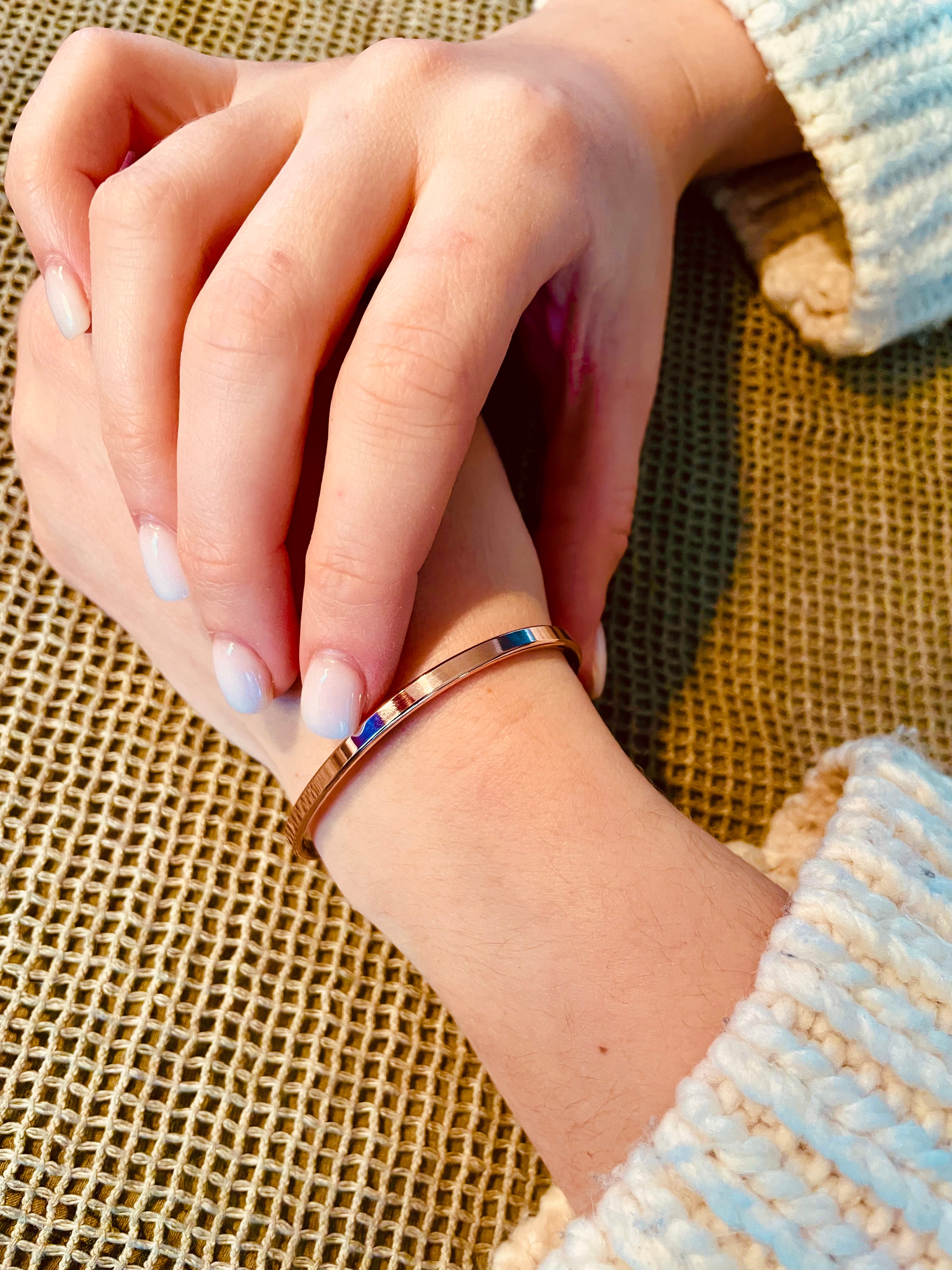 Kupfer Armband schmal – ein zeitloser Armreif, von Hand gefertigt. Perfektes Geschenk zur Kupferhochzeit oder für einen Lieblingsmenschen | LOIS MATHAR