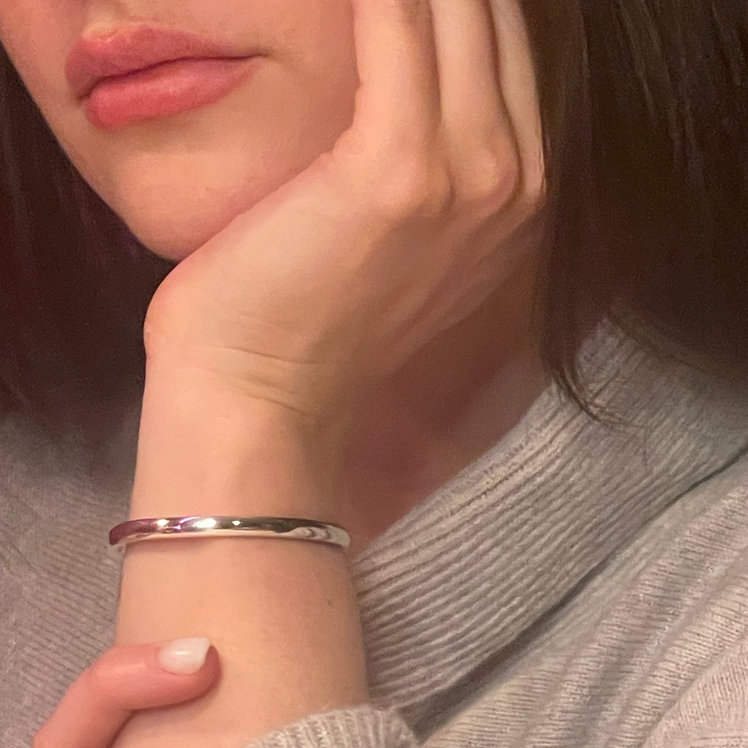 Angenehm am Arm, edel im Material, ausgefallen in der Form: der halbrunde Armreif aus Sterling-Silber aus der Werkstatt von LOIS MATHAR