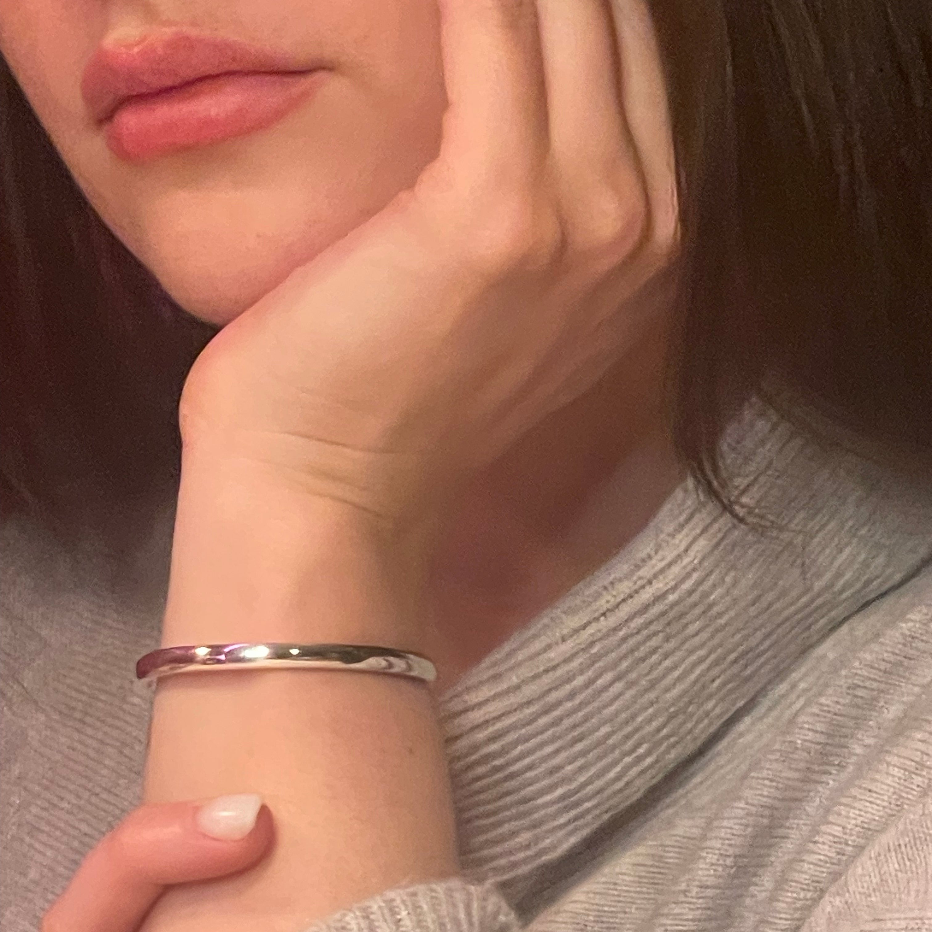 Angenehm am Arm, edel im Material, ausgefallen in der Form: der halbrunde Armreif aus Sterling-Silber aus der Werkstatt von LOIS MATHAR