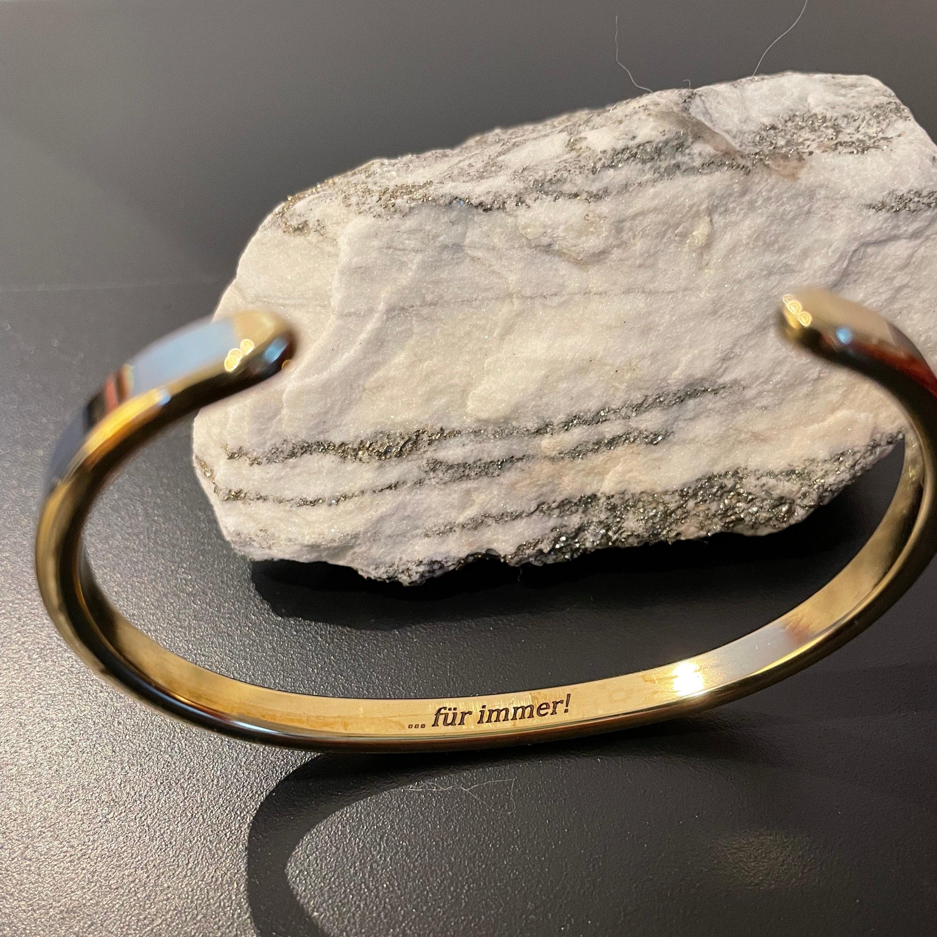 Armreif aus Messing – mittelbreit, gold- glänzend, handgefertigt. Die Gravur ist eine  Botschaft für die Ewigkeit | LOIS MATHAR