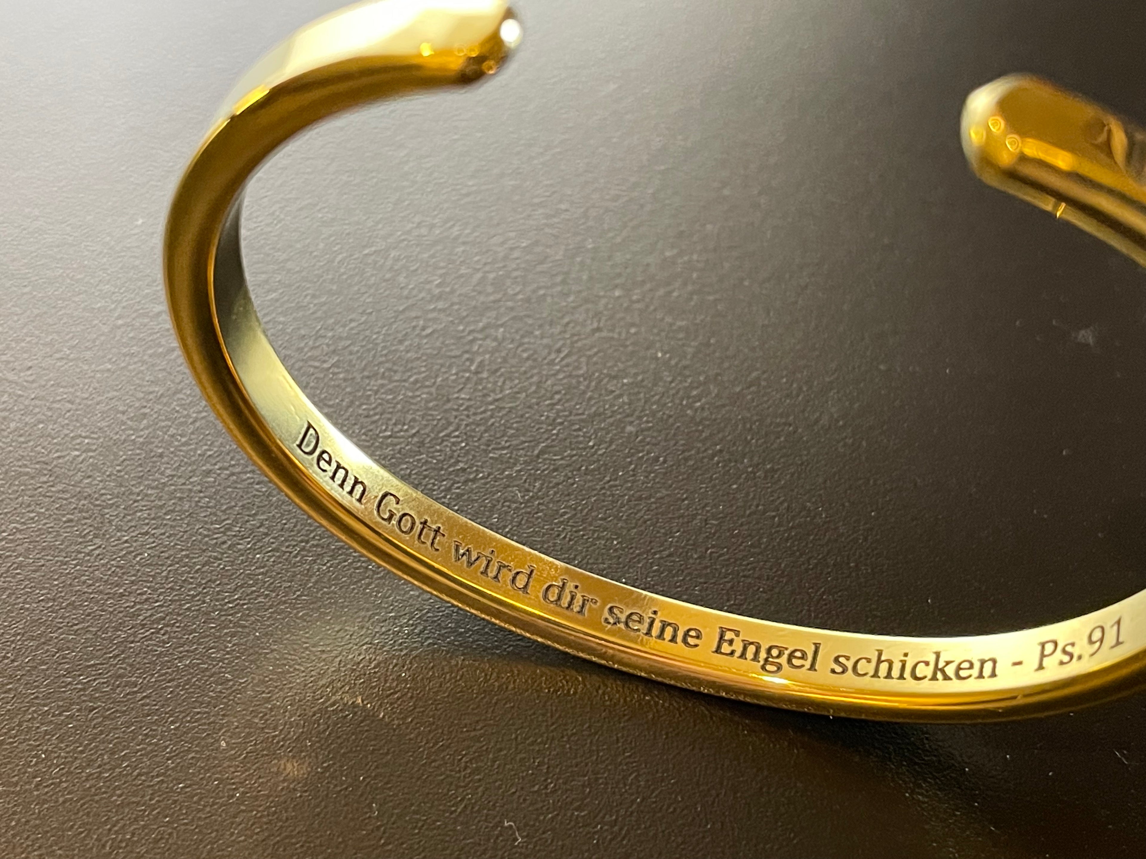 Breiter Armreif aus Messing. Mit Gravur wird das Armband zum perfekten Geschenk zur Konfirmation | LOIS MATHAR