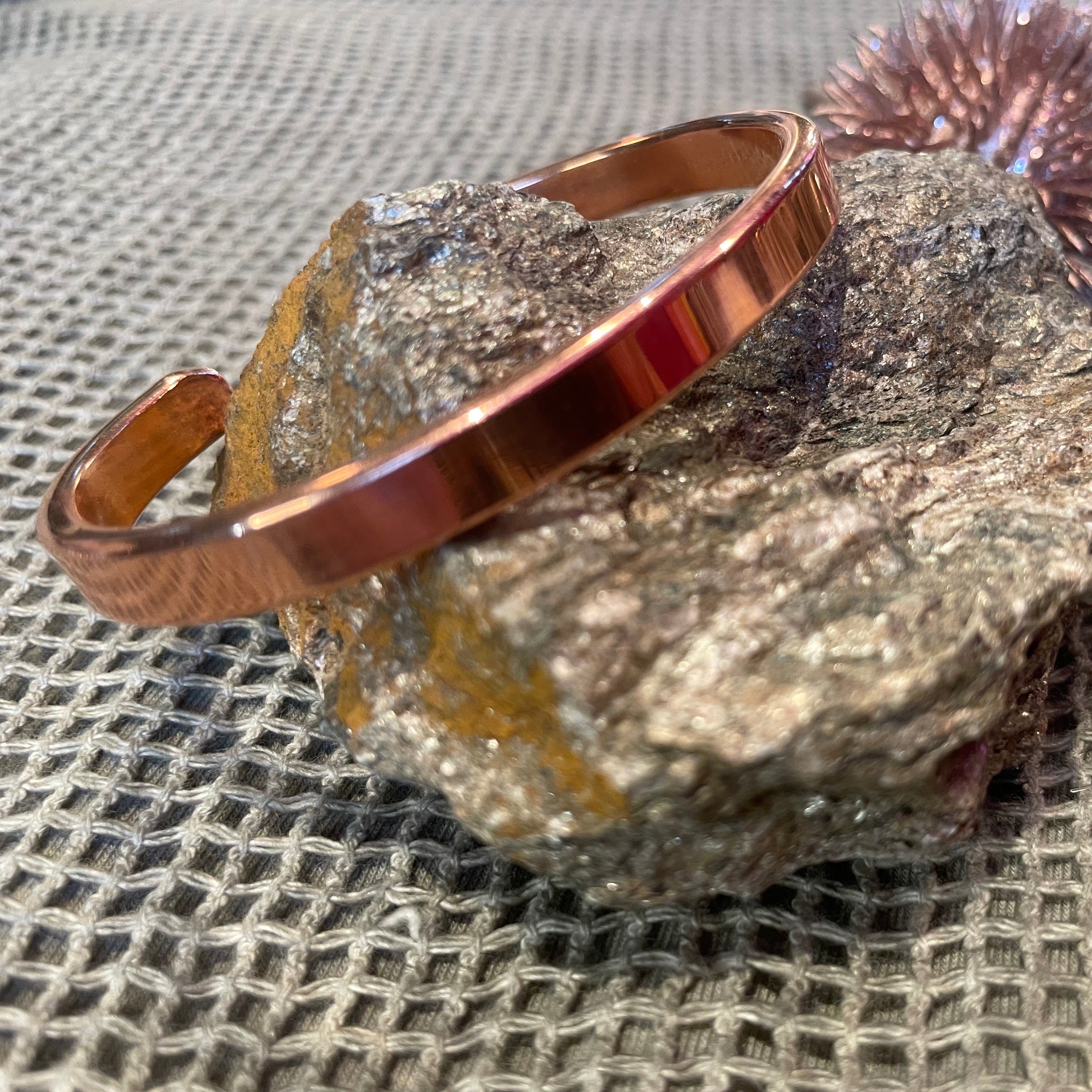 Breiter Kupfer Armreif – Schmuck mit Tradition, modern interpretiert in echter Handwerkskunst.