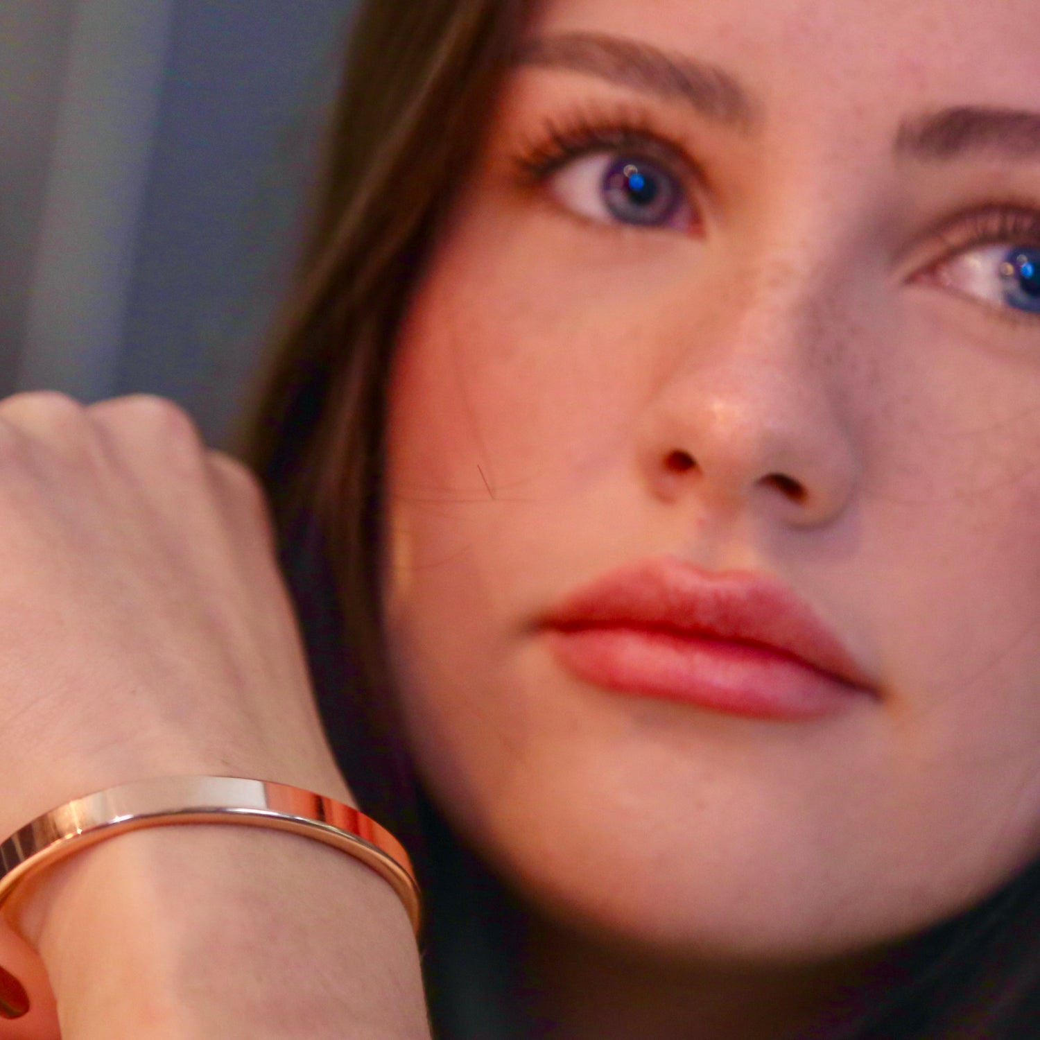 Mittelbreiter Kupfer Armreif – ein Armband voller Wärme und Symbolkraft. Perfekt zur Kupferhochzeit oder als täglicher Begleiter | LOIS MATHAR