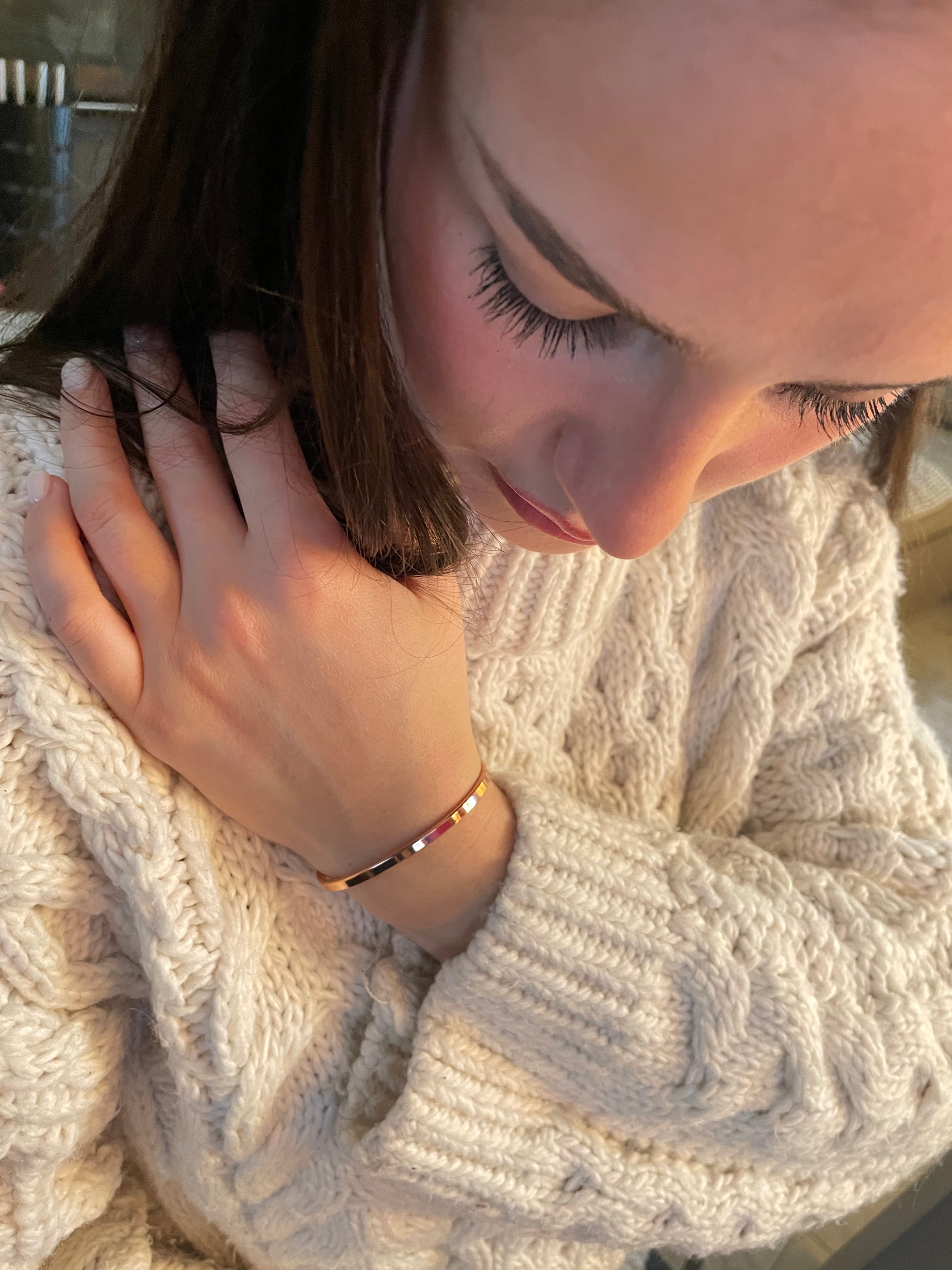 Schmaler Armreif aus Kupfer – edles, minimalistisches Armband, handgeschmiedet in München. Wohltuender Kupferschmuck für jeden Tag | LOIS MATHAR