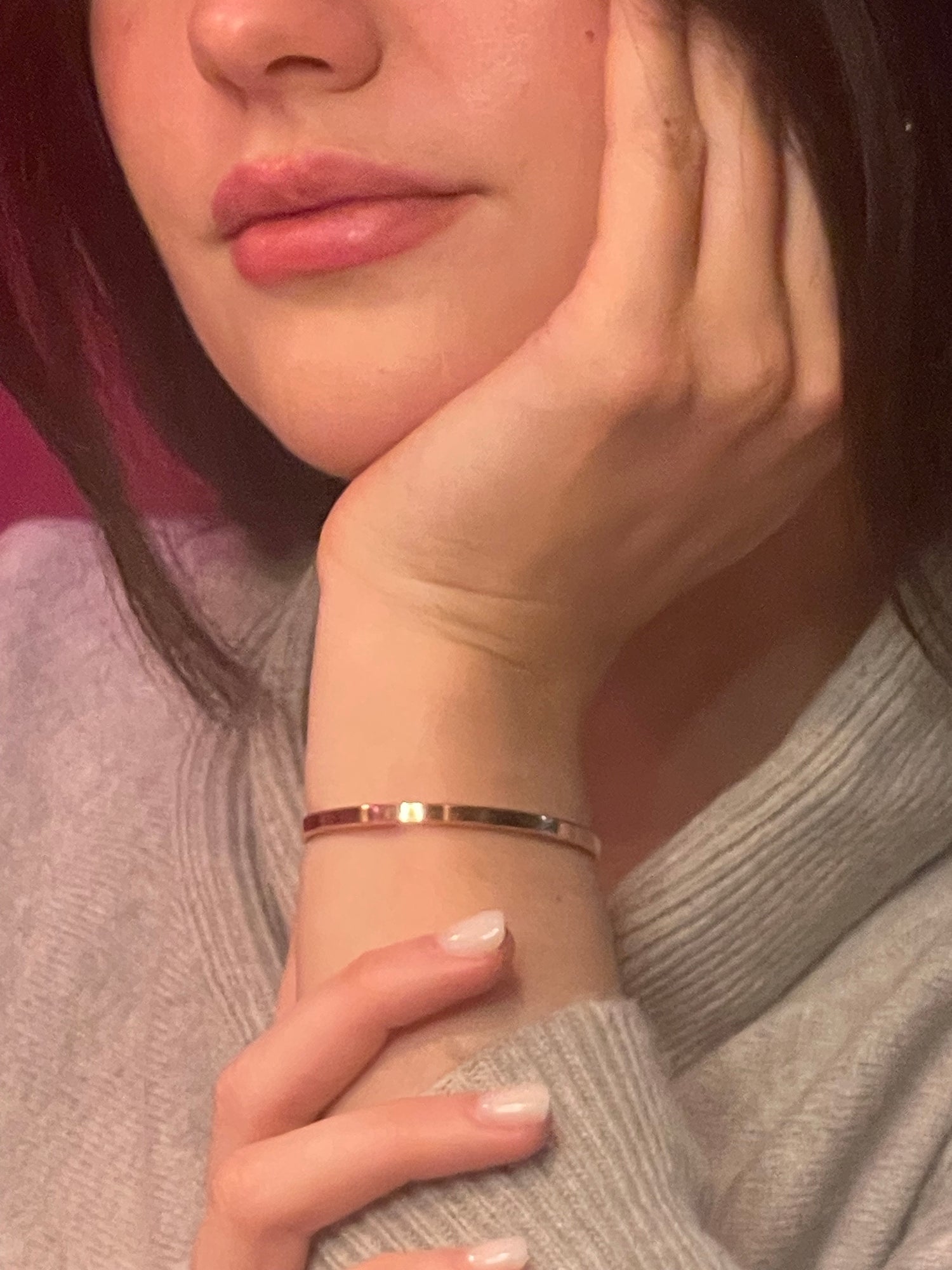 schmales  Armband aus reinem Kupfer – ein zeitloser Armreif, von Hand gefertigt. Perfektes Geschenk zur Kupferhochzeit oder für einen Lieblingsmenschen | LOIS MATHAR