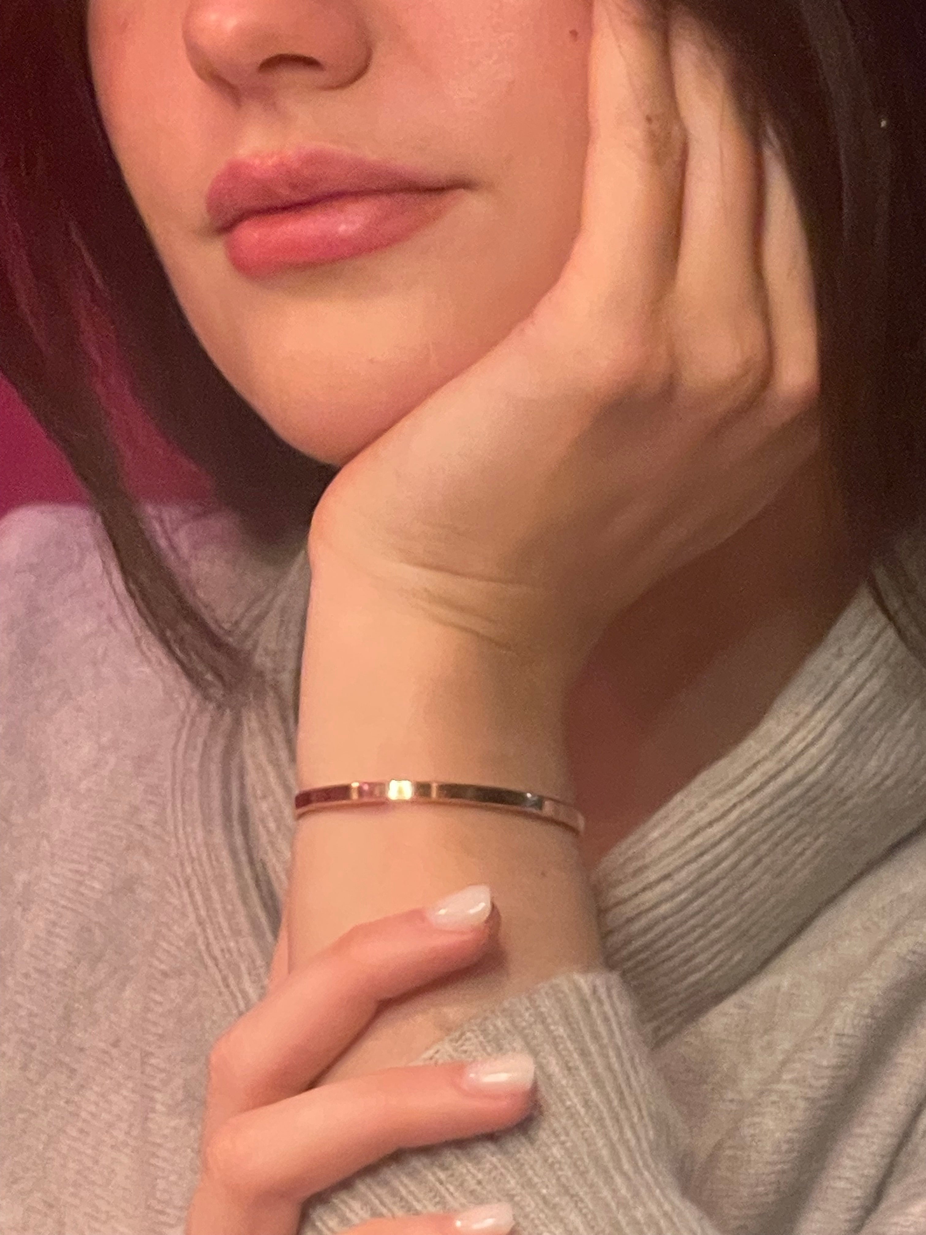 schmales Armband aus reinem Kupfer – ein zeitloser Armreif, von Hand gefertigt. Perfektes Geschenk zur Kupferhochzeit oder für einen Lieblingsmenschen | LOIS MATHAR