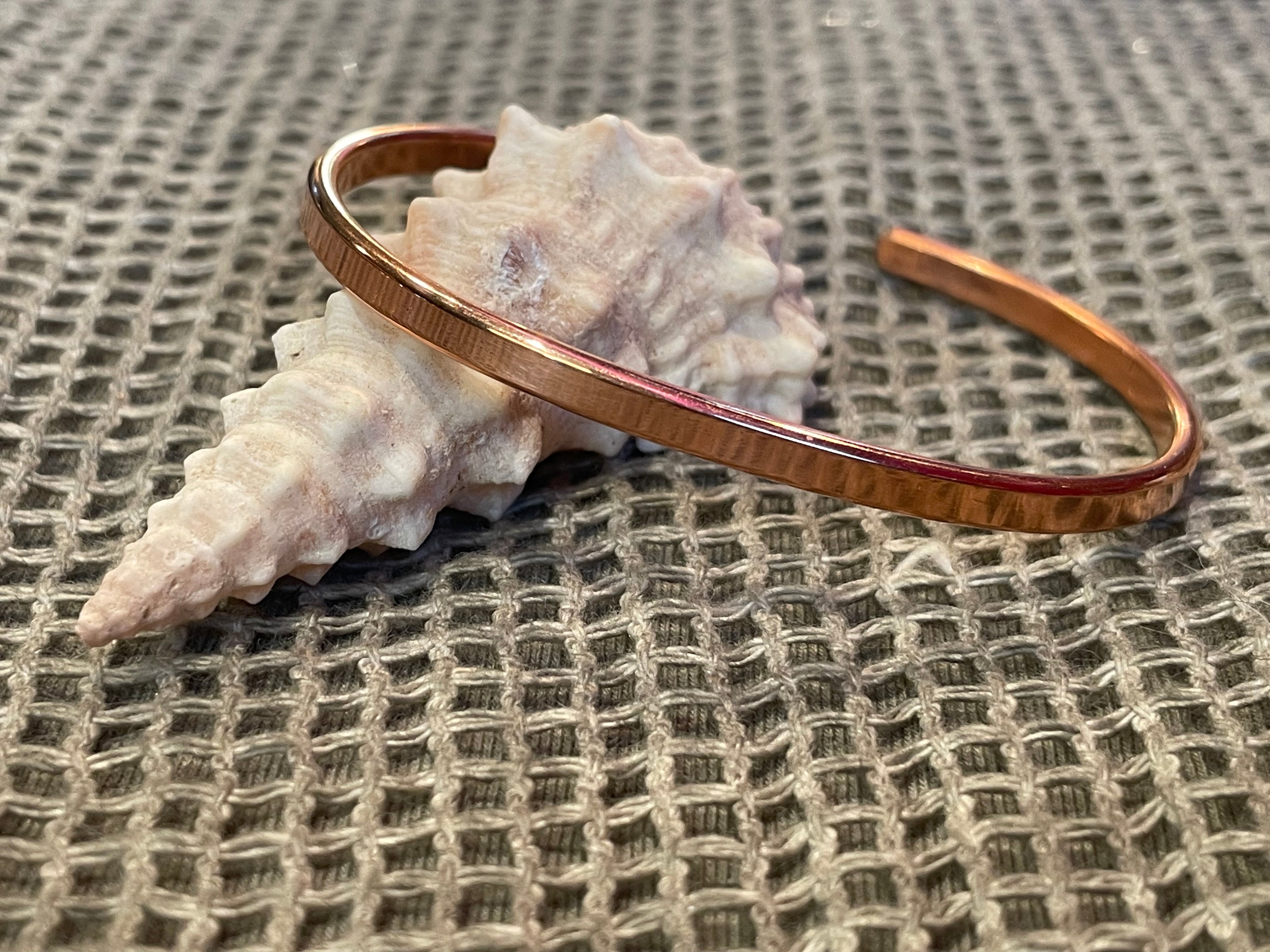 Kupfer Armband schmal & filigran – stilvoller, schlichter Armreif, der jedes Outfit besonders macht | LOIS MATHAR