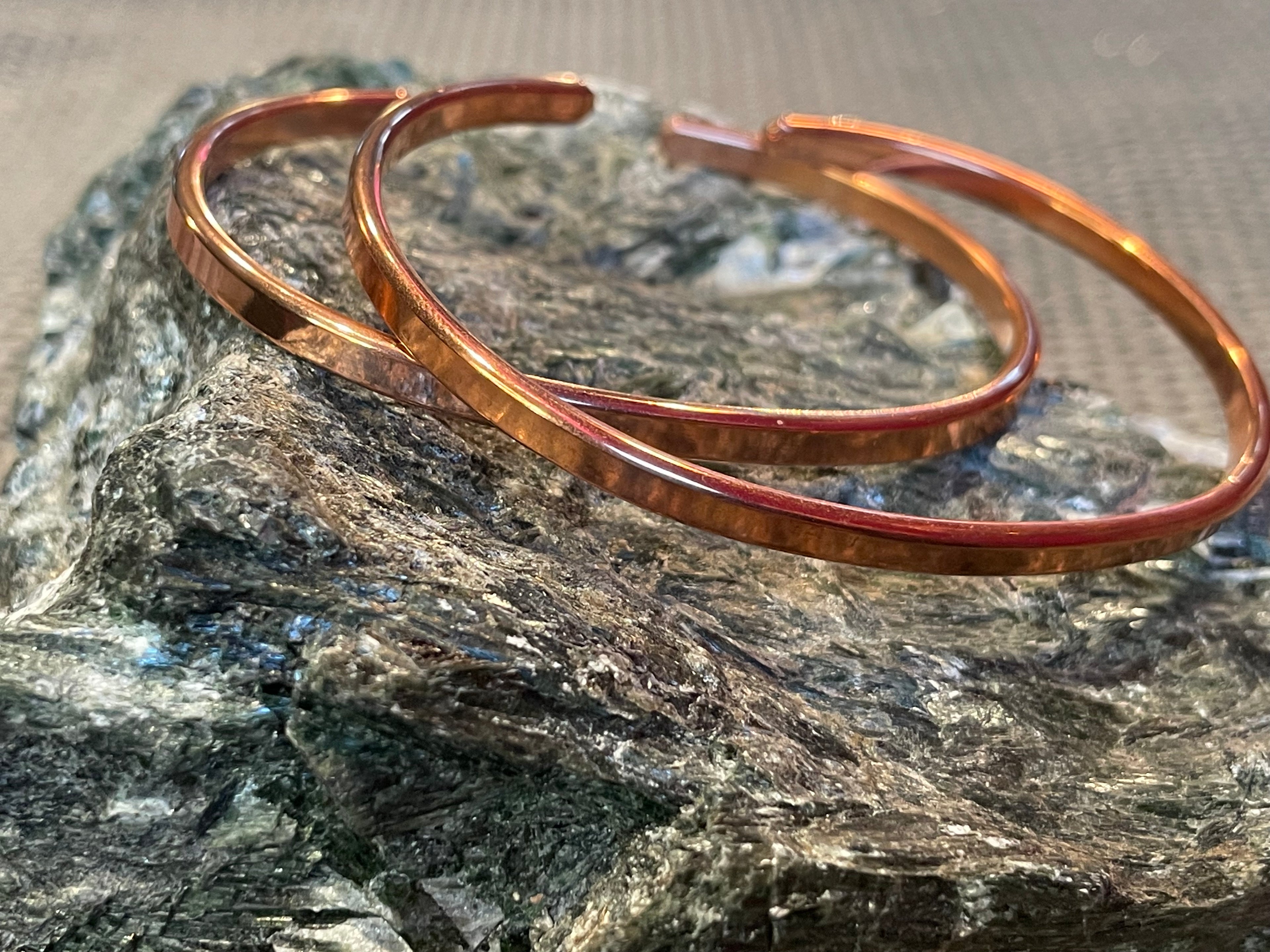 Kupfer Armreif schmal – filigrane Eleganz, perfekt als Paararmband oder Freundschaftsarmband.