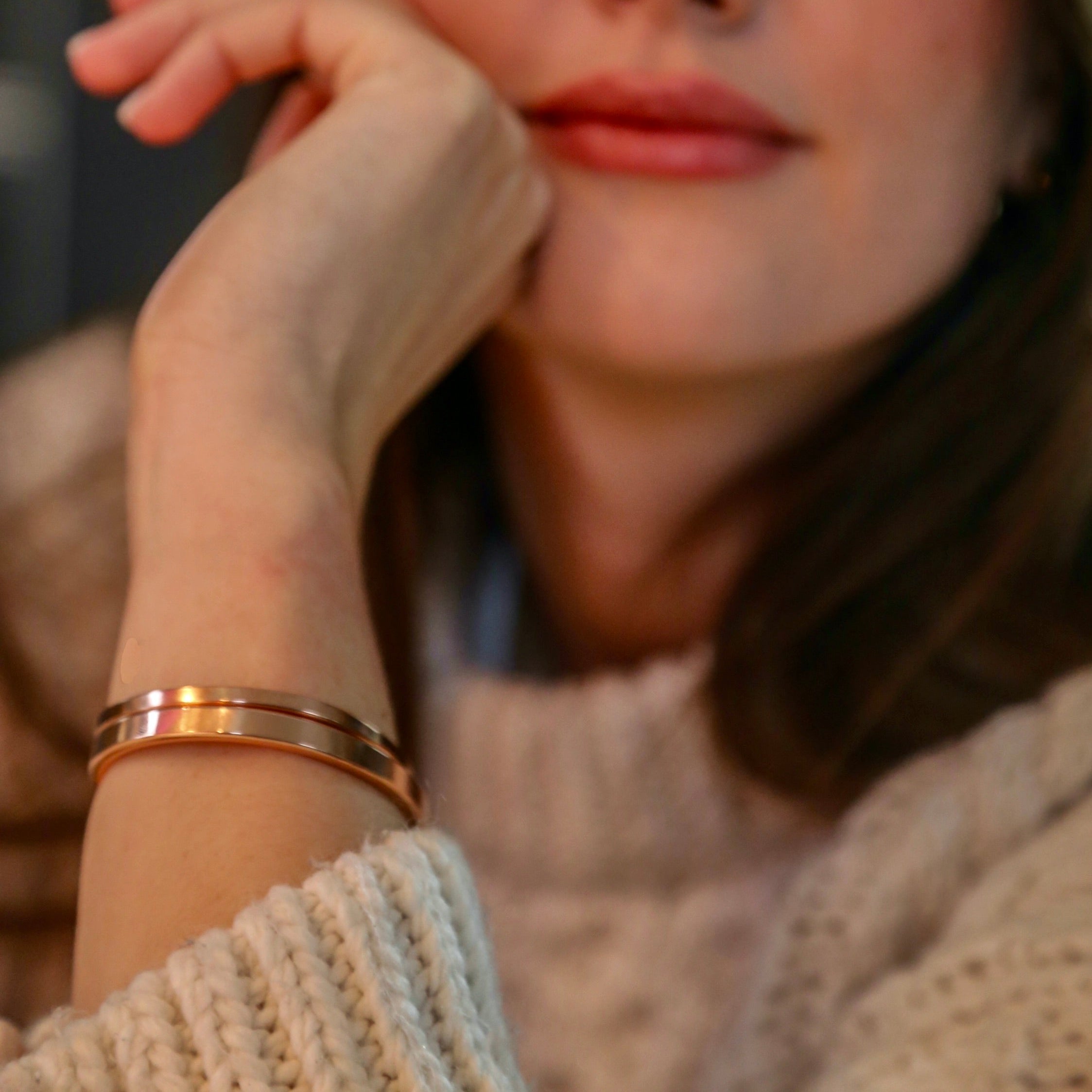 Schmales Kupfer Armband – ein zeitloser Armreif, von Hand gefertigt. Perfektes Geschenk zur Kupferhochzeit oder für einen Lieblingsmenschen | LOIS MATHAR