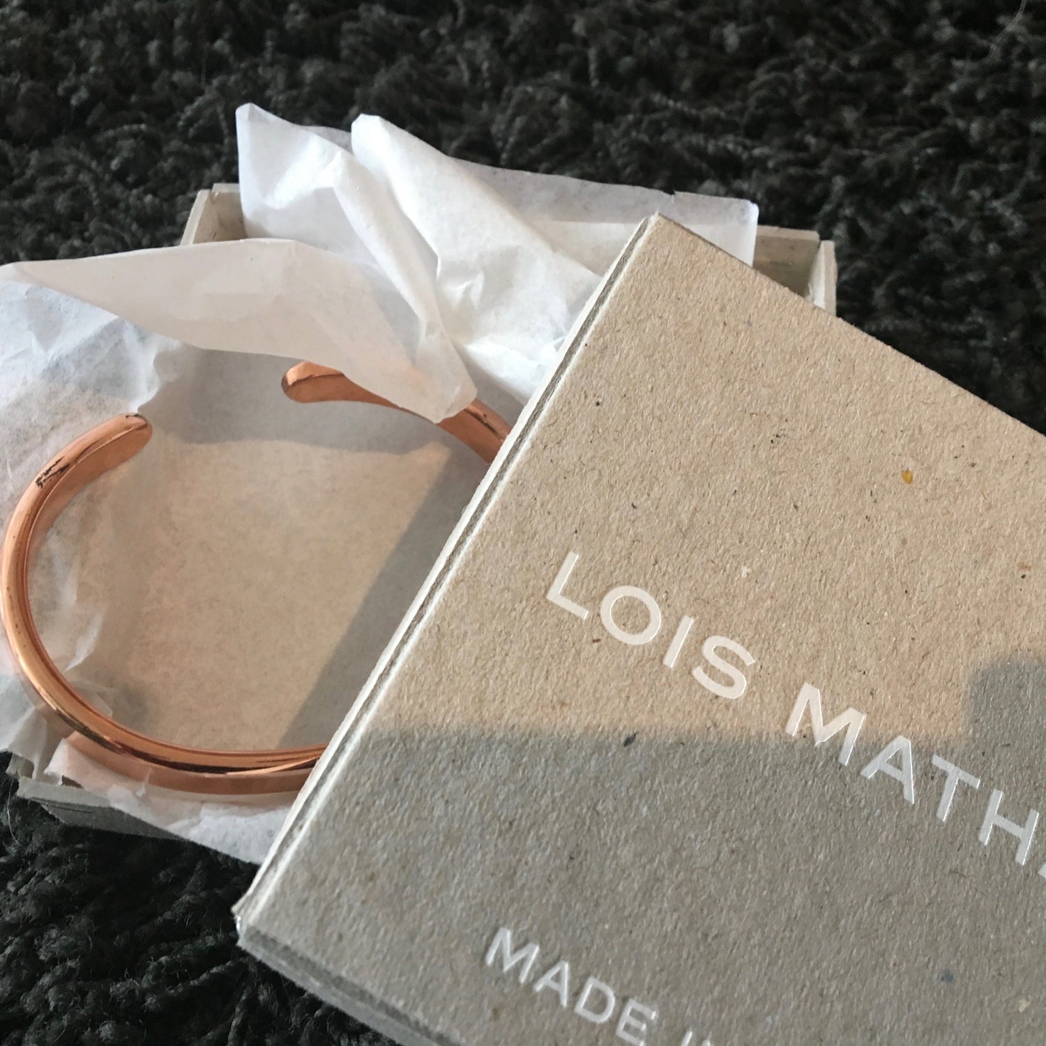 Ein Kupferarmreif mit Gravur - Symbol für Liebe & Erinnerung. Handgeschmiedet von LOIS MATHAR.