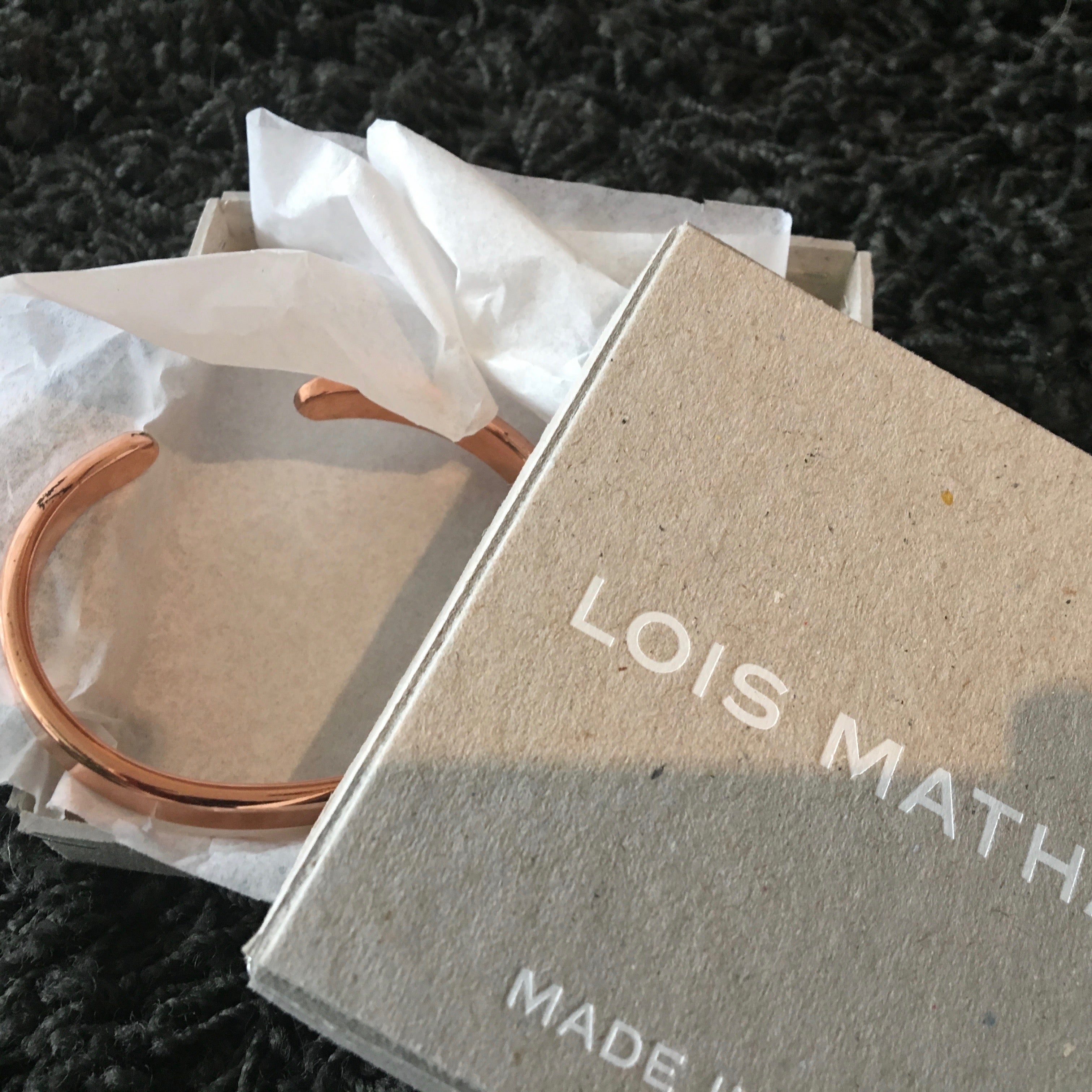 Ein Kupferarmreif mit Gravur - Symbol für Liebe & Erinnerung. Handgeschmiedet von LOIS MATHAR.