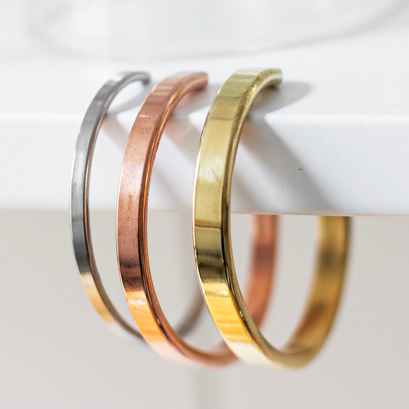 Handgefertigtes Kupfer Armband in mittlerer Breite – Schmuck mit Bedeutung, ein Geschenk voller Symbolik.