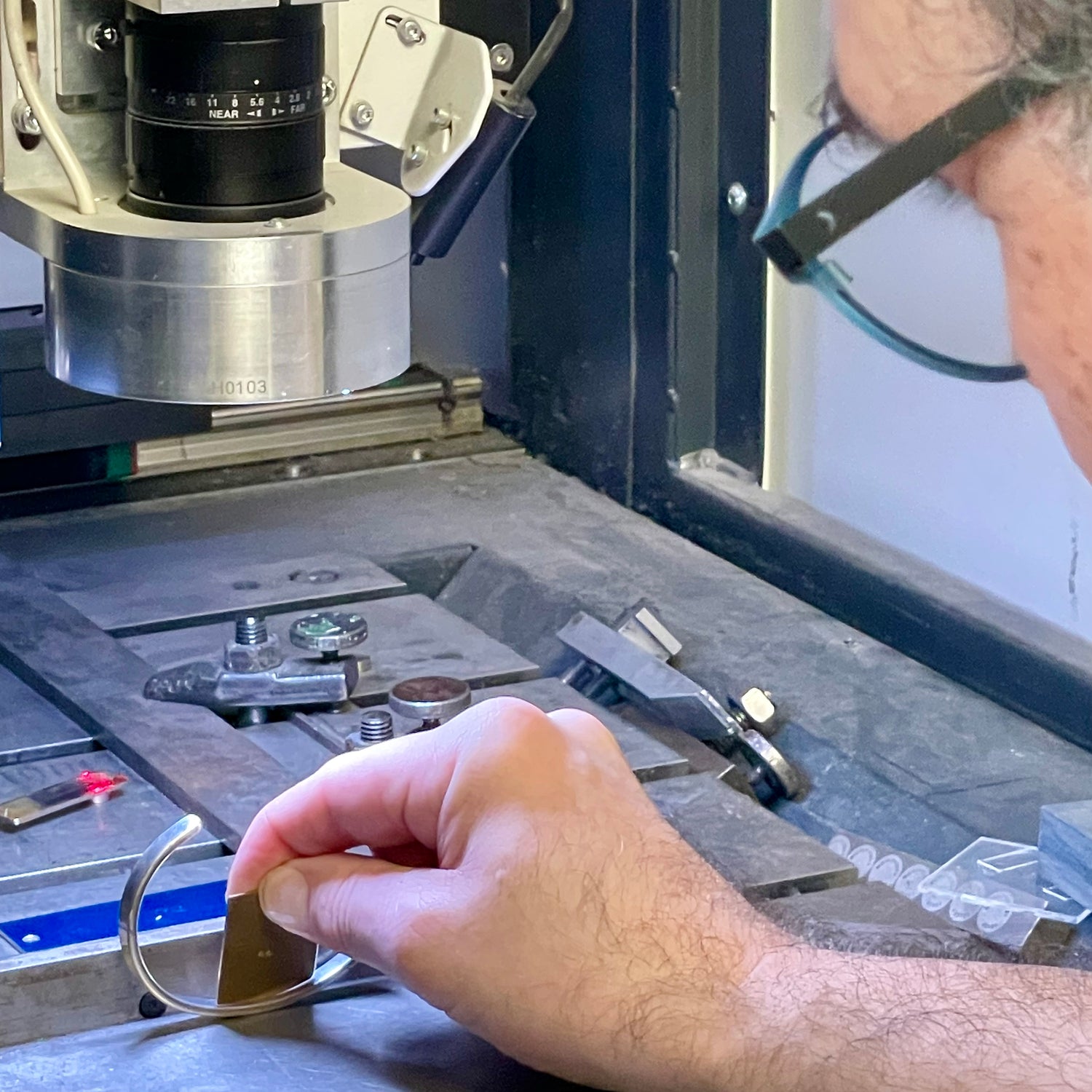 Breiter Armreif aus 925-Silber mit sorgfältig gesetzter Gravur. In Münchner Atelier von Hand geschmiedet. Die Graur macht das Armband zum Unikat | LOIS MATHAR
