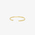Schmaler Messing Armreif – goldglänzend, handgeschmiedet & federleicht.  Mit Gravur wird  das Armband zum Geschenk mit Botschaft | LOIS MATHAR