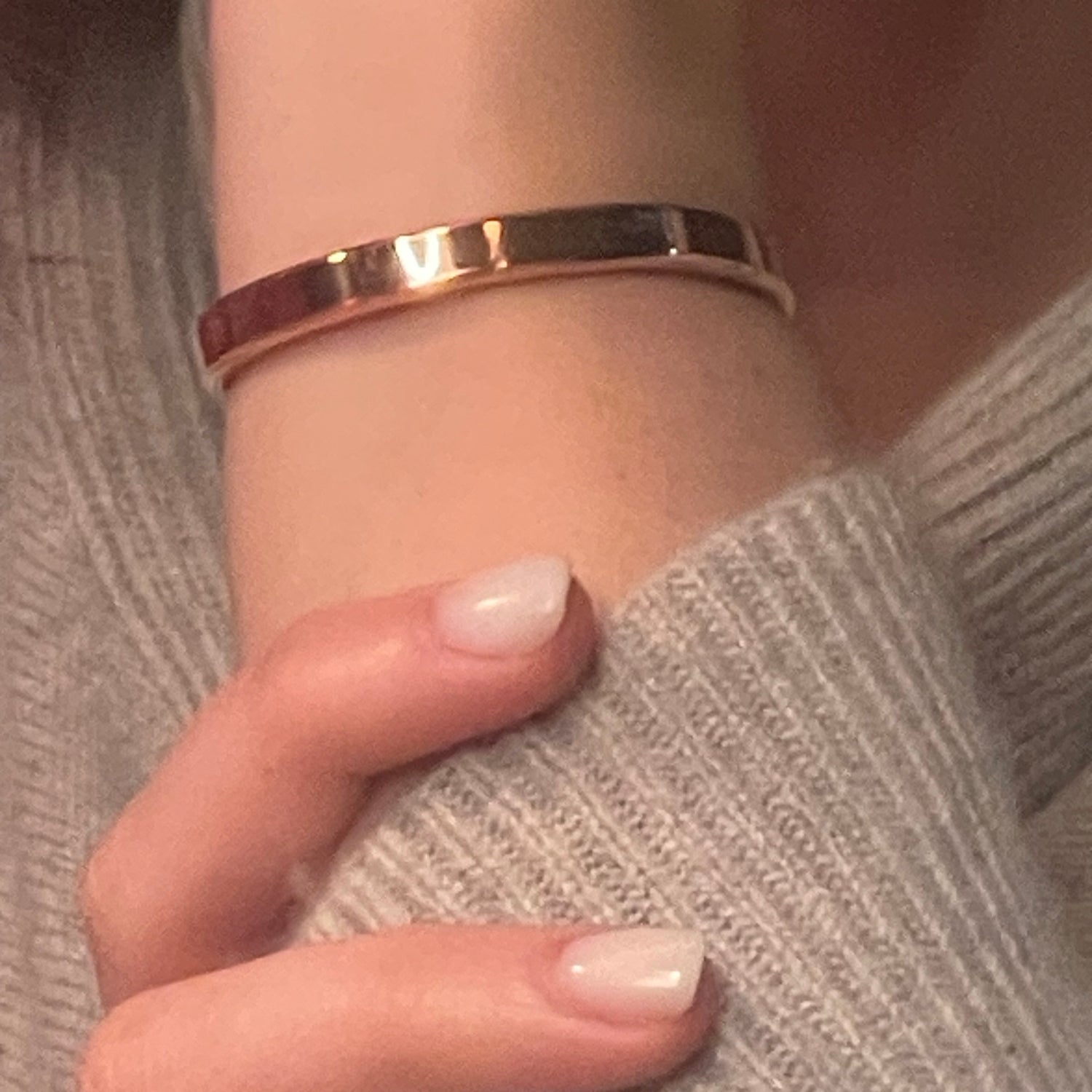 Handgeschmiedetes Messing Armband mit ganz persönlicher Gravur – Ausdruck von Liebe & Verbundenheit.