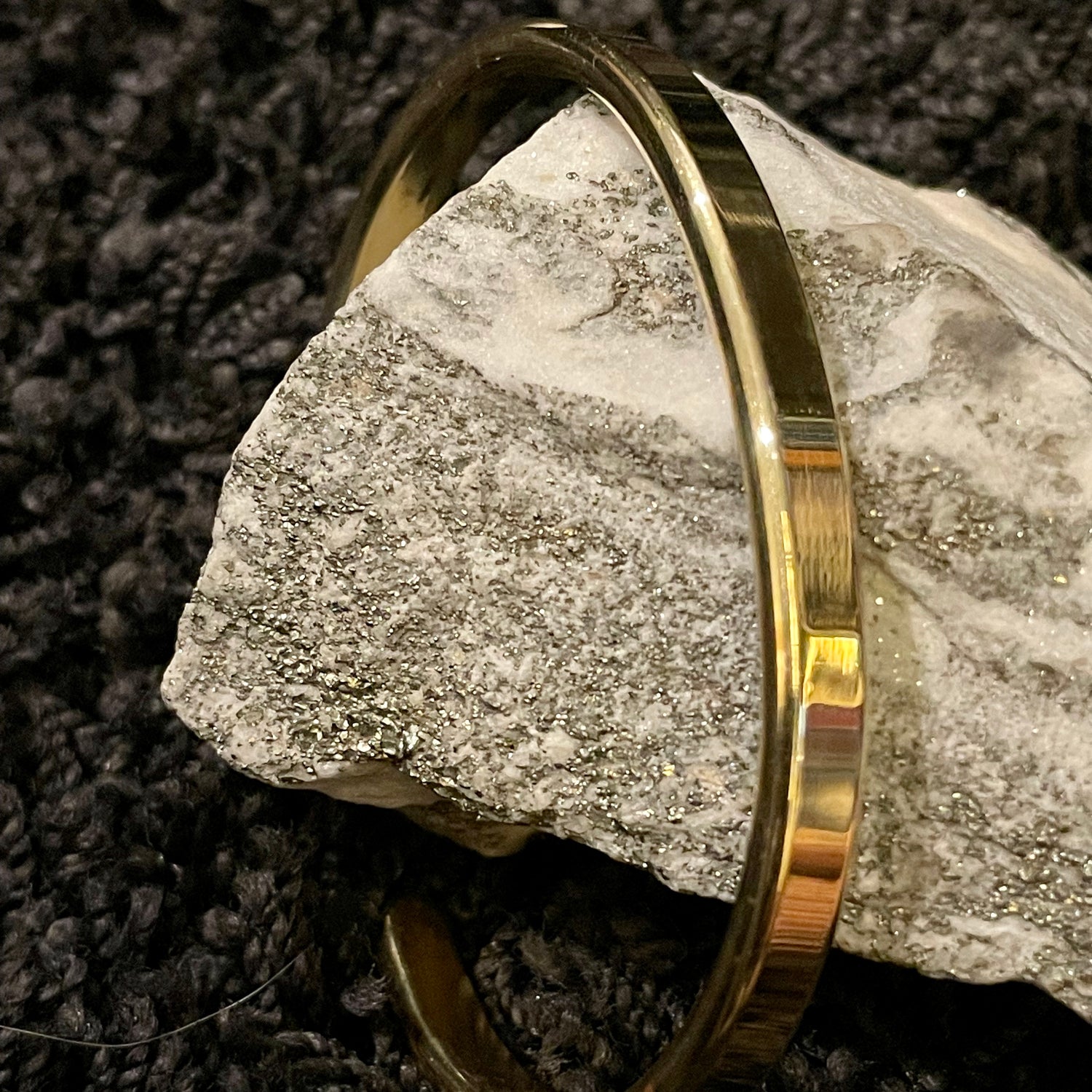 Mittelbreiter Messing Armreif –  dezente Stärke mit klarer Formensprache. Die Gravur macht das Armband zum Unikat. LOIS MATHAR