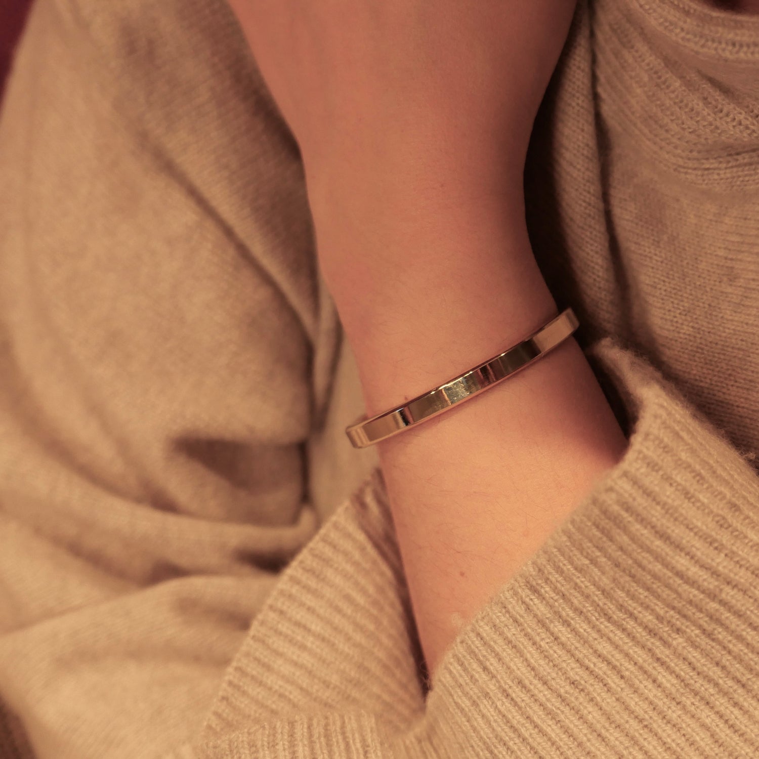 Mittelbreites Kupfer Armband, graviert – handgemacht & individuell.
