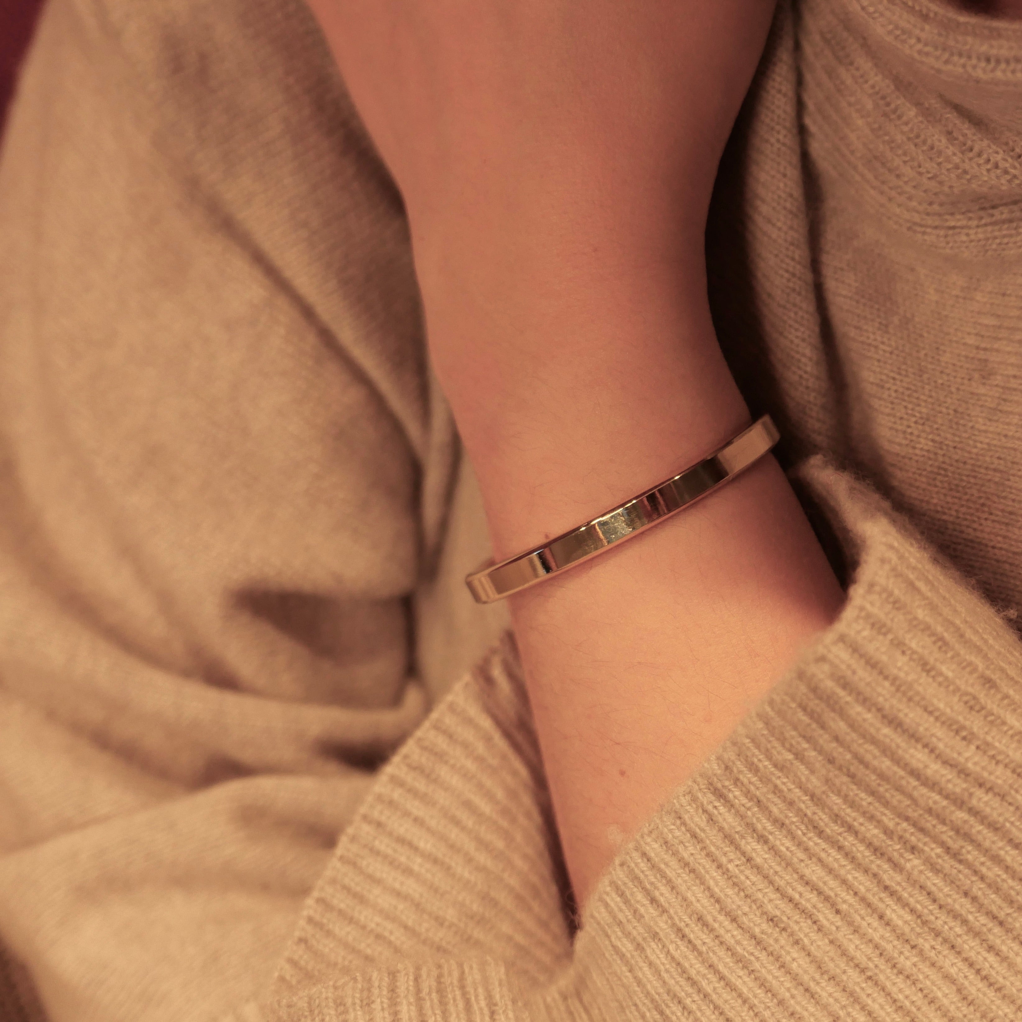 Mittelbreites Kupfer Armband, graviert – handgemacht & individuell.