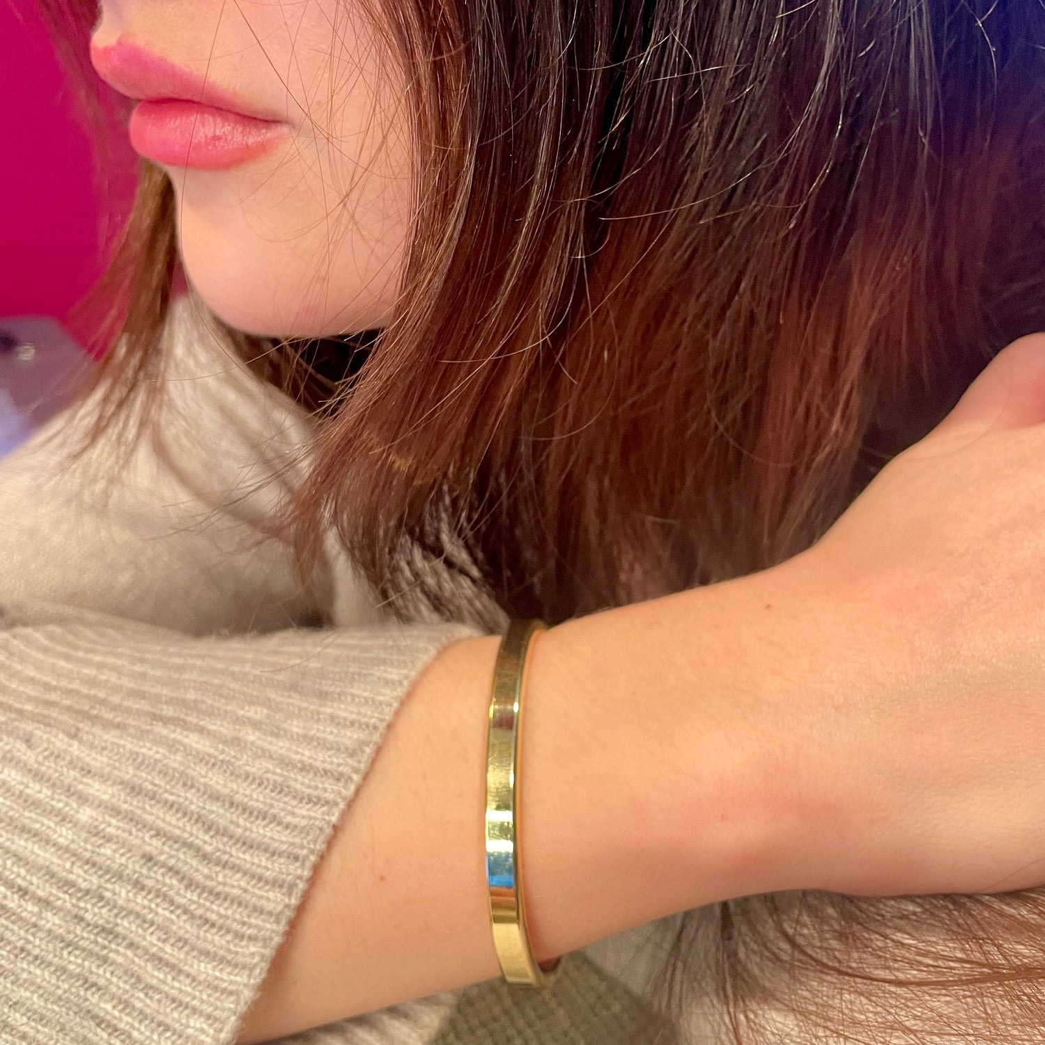 Filigraner Messing Armreif. Mit Deiner Botschaft graviert wird das Armband zum kostbaren Unikat.