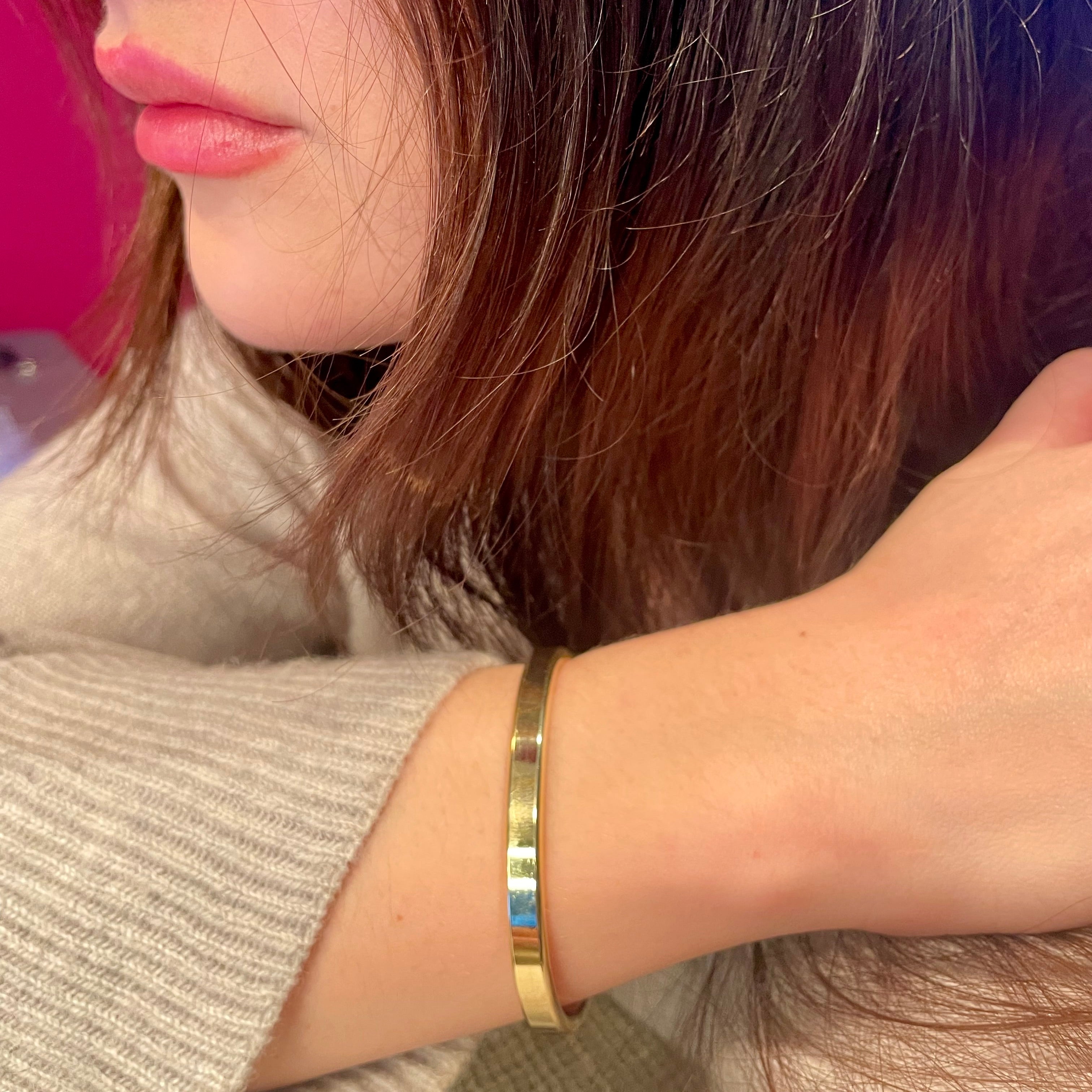 Filigraner Messing Armreif. Mit Deiner Botschaft graviert wird das Armband zum kostbaren Unikat.