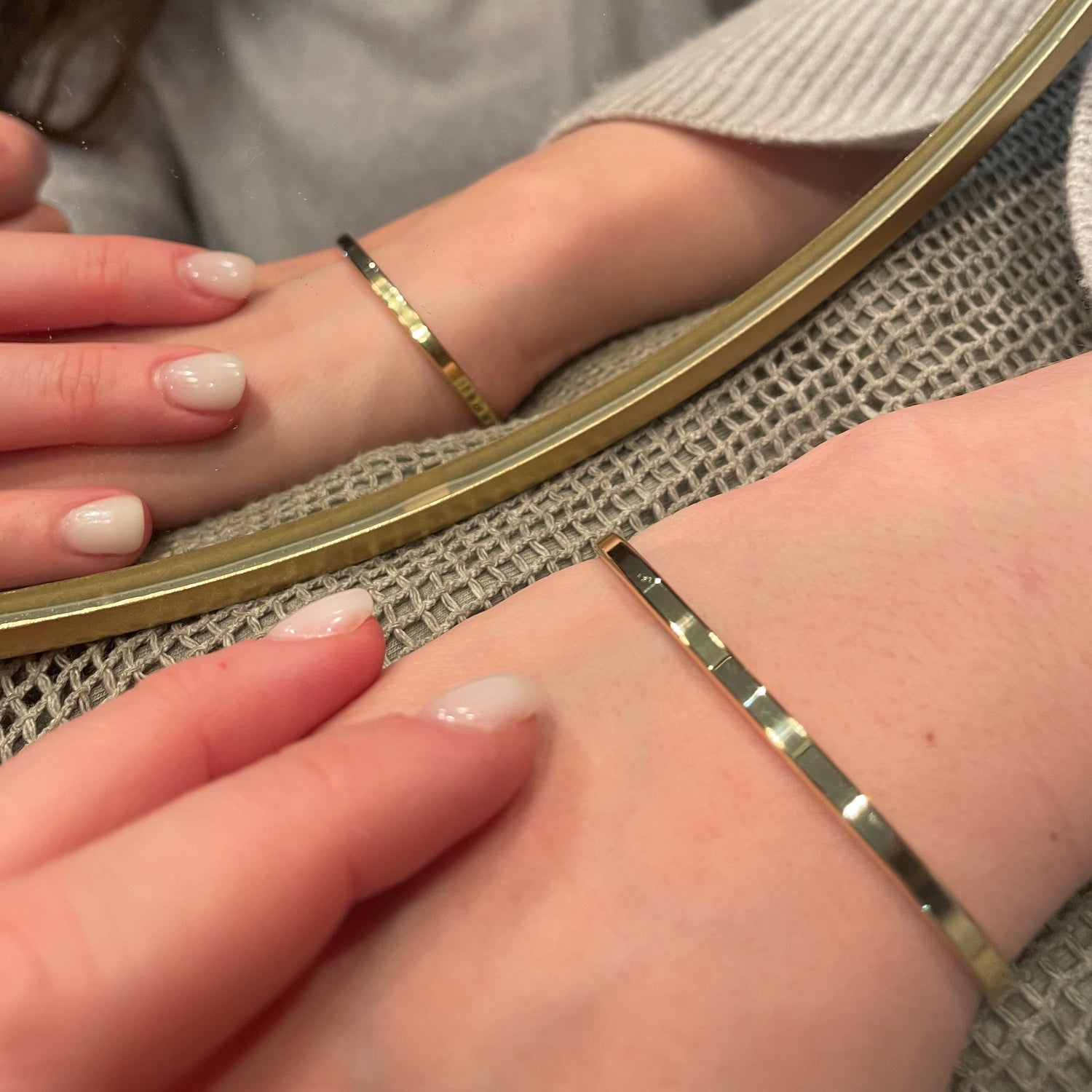 Schmaler Messing Armreif – zartes Armband mit goldfarbenem Glanz.