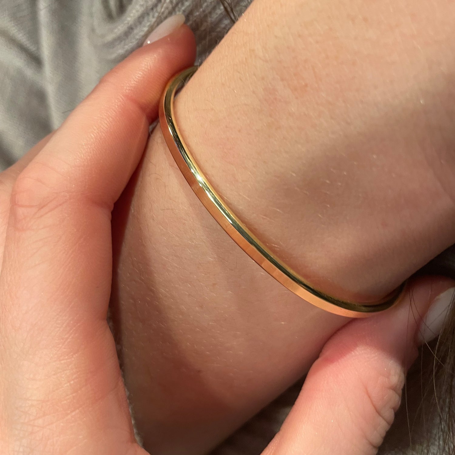 Goldfarbenes Lieblingsstück  – zarter Messing Armreif, minimalistisch & stilvoll und am Handgelenk kaum zu spüren.