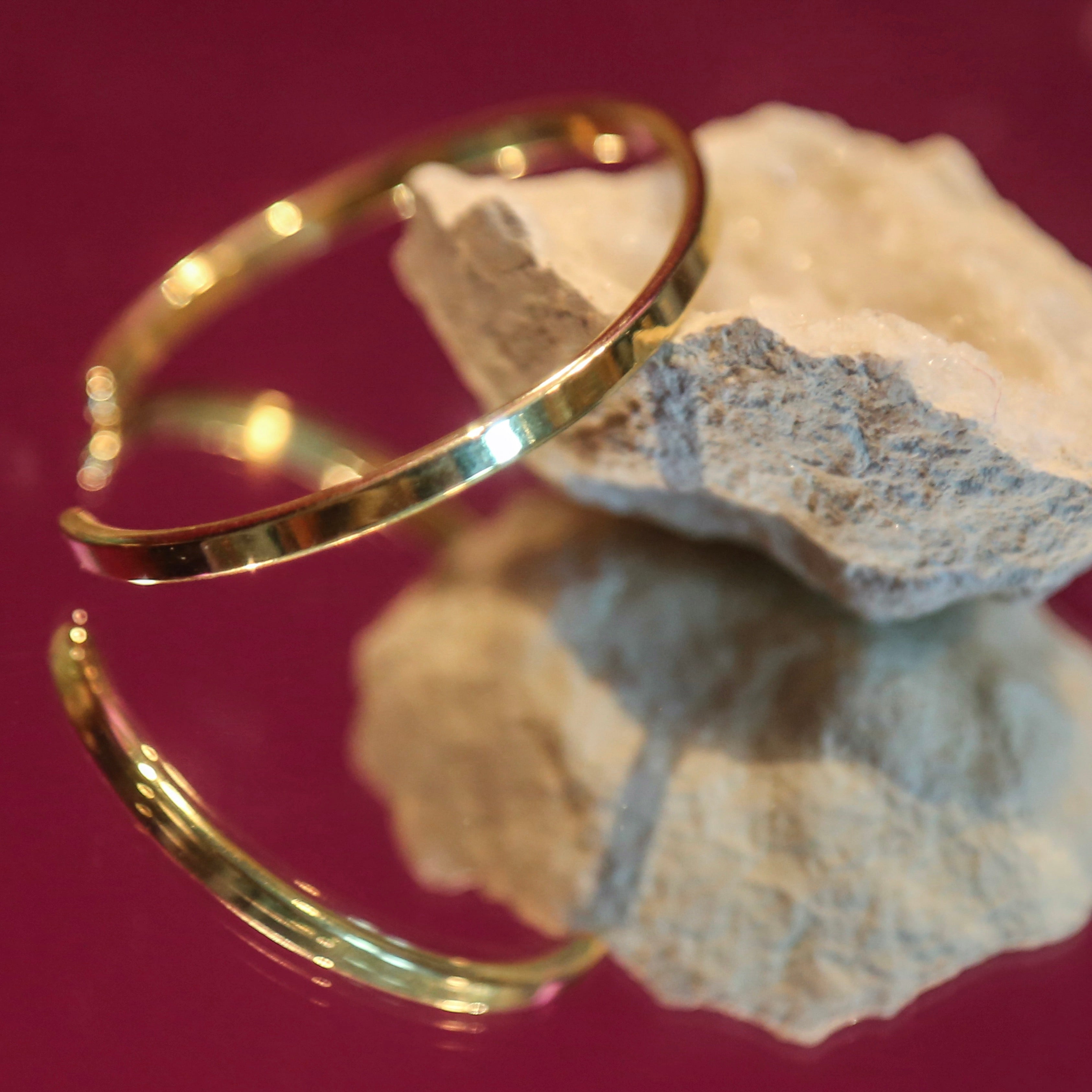 Messing Armreif, schmale Variante. Die Gravur macht  das Armband zum Geschenk mit Botschaft | LOIS MATHAR